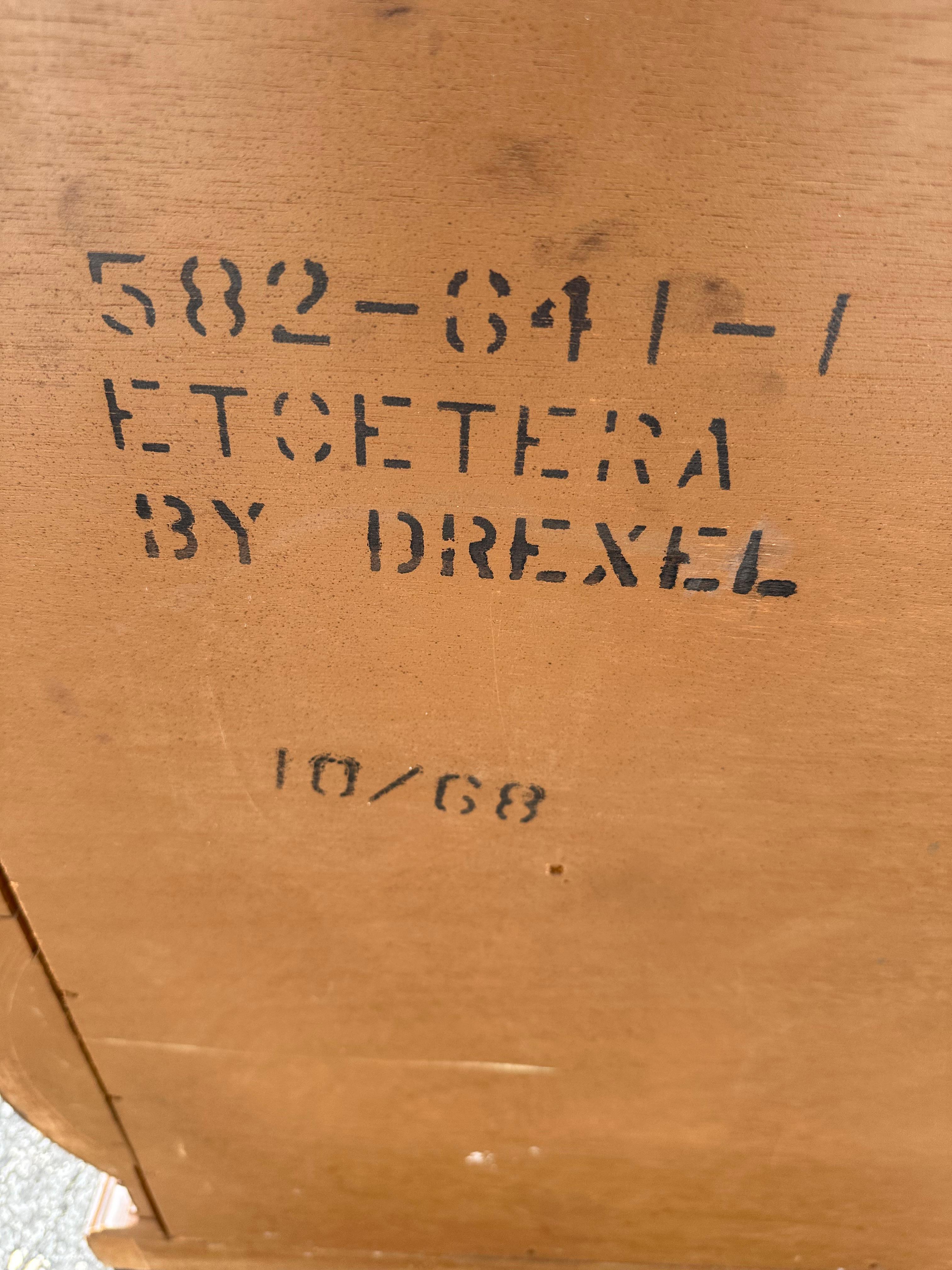 Comò Bombay scultoreo in legno e ottone Drexel del 1960  Comò su rotelle in vendita 4