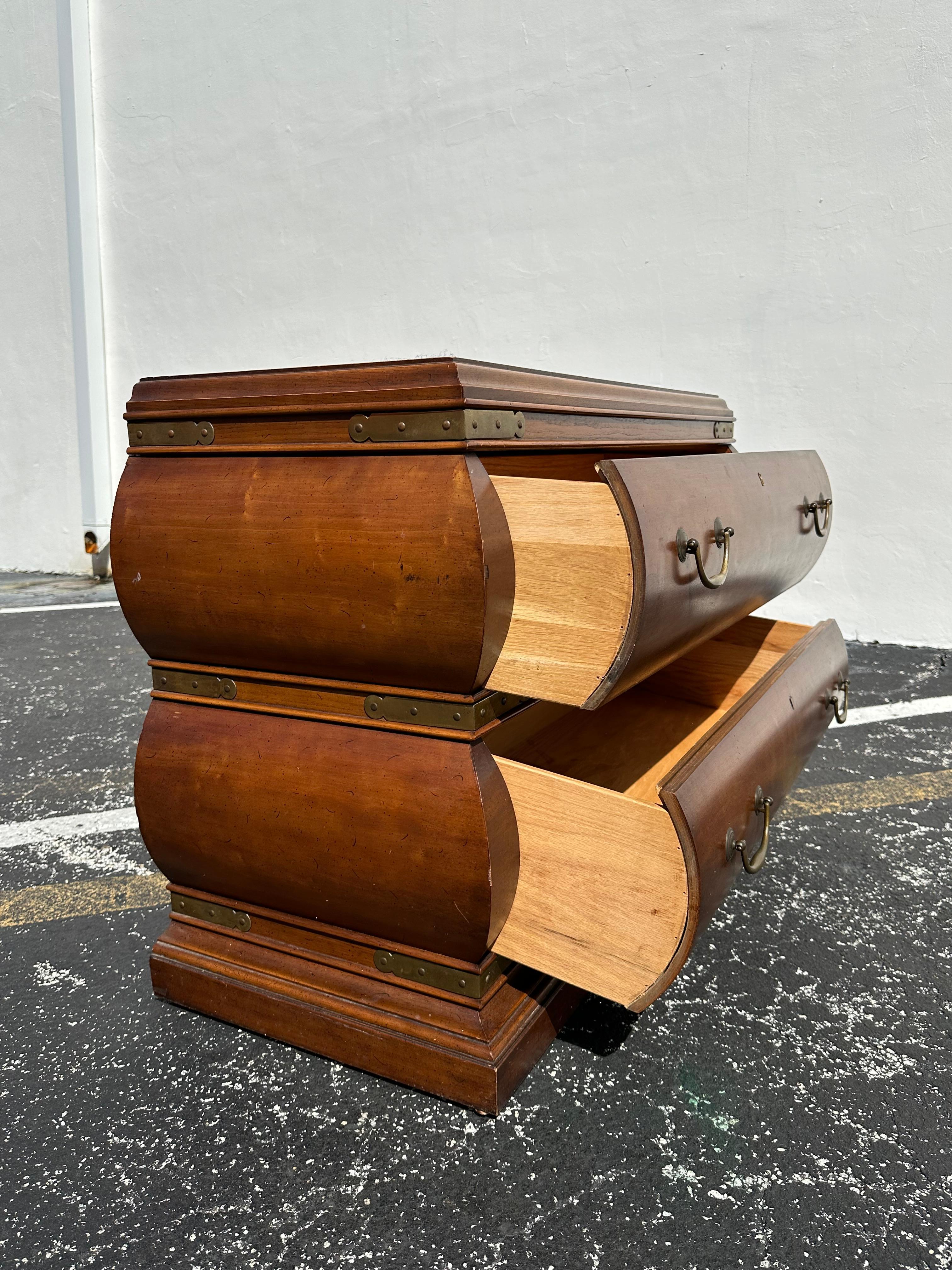 Comò Bombay scultoreo in legno e ottone Drexel del 1960  Comò su rotelle in vendita 1