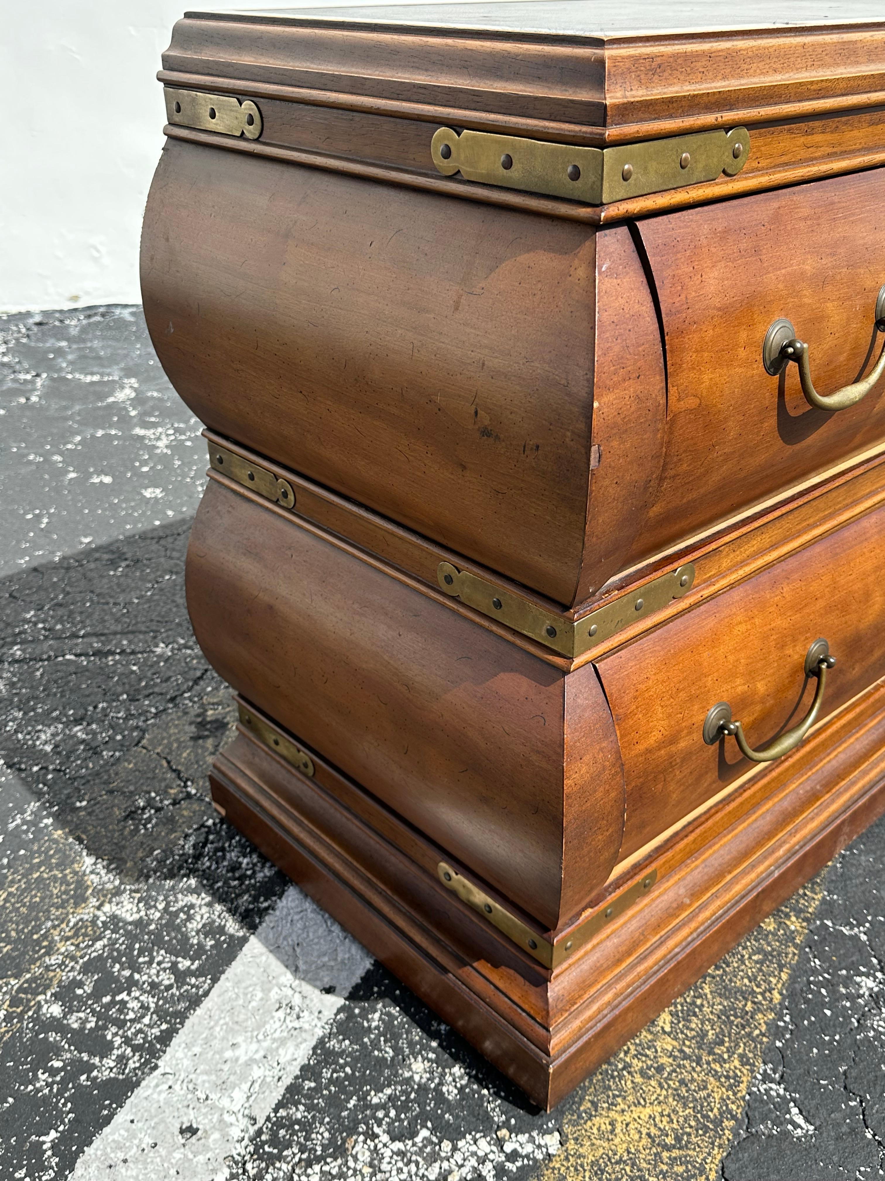 Comò Bombay scultoreo in legno e ottone Drexel del 1960  Comò su rotelle in vendita 2