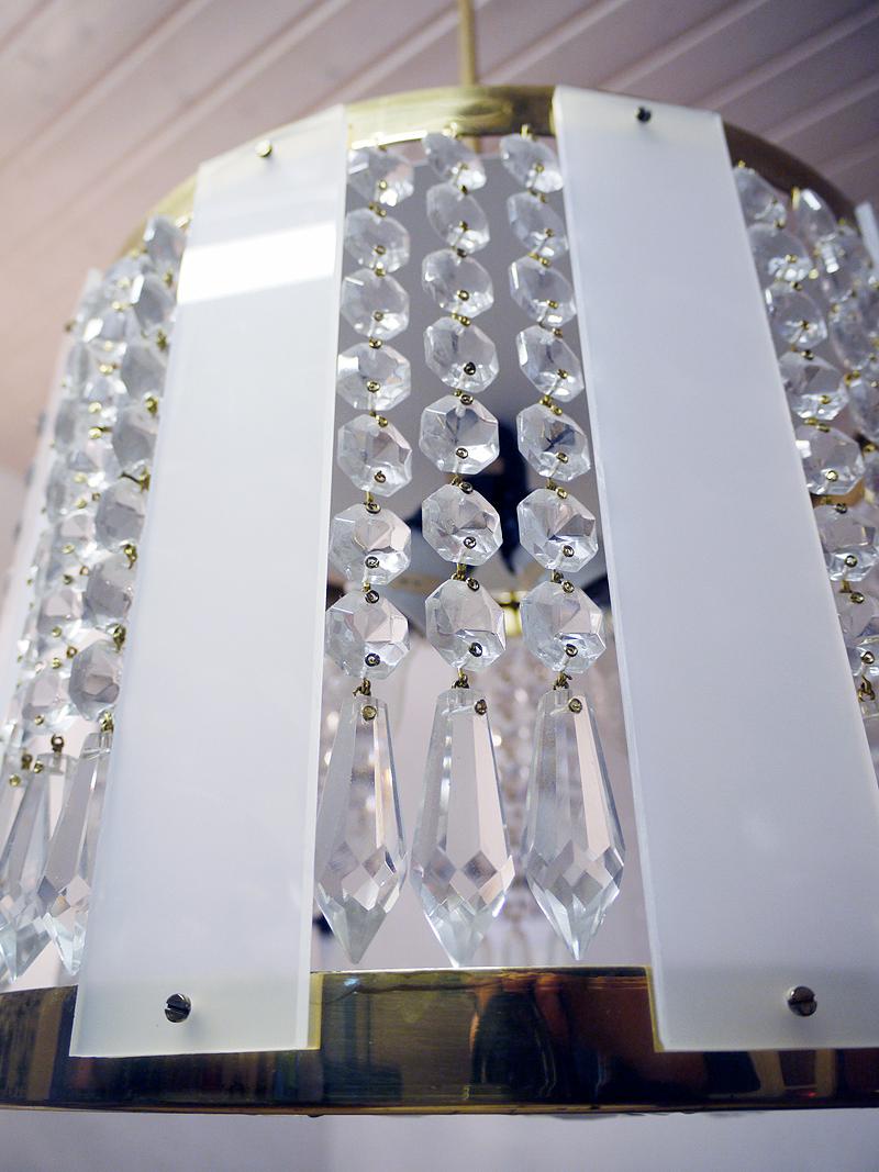 1960er-Jahre Trommelkronleuchter aus Kristall, Messing und weißem Lucit nach Art von Stilnovo im Zustand „Gut“ im Angebot in Niederdorfelden, Hessen