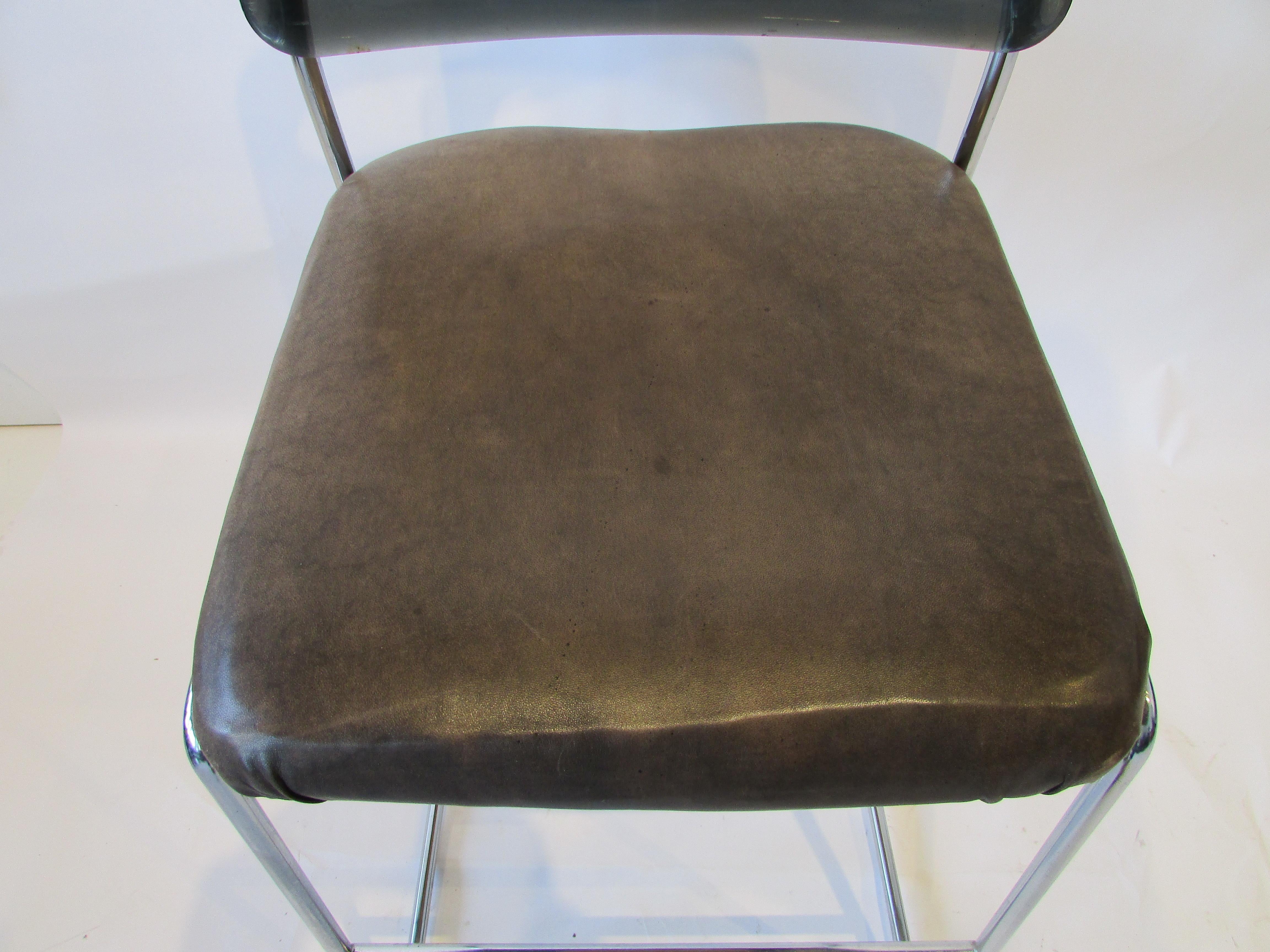 1960s dry bar attributed to Giotto Stoppino with four chrome base bar stools For Sale 3