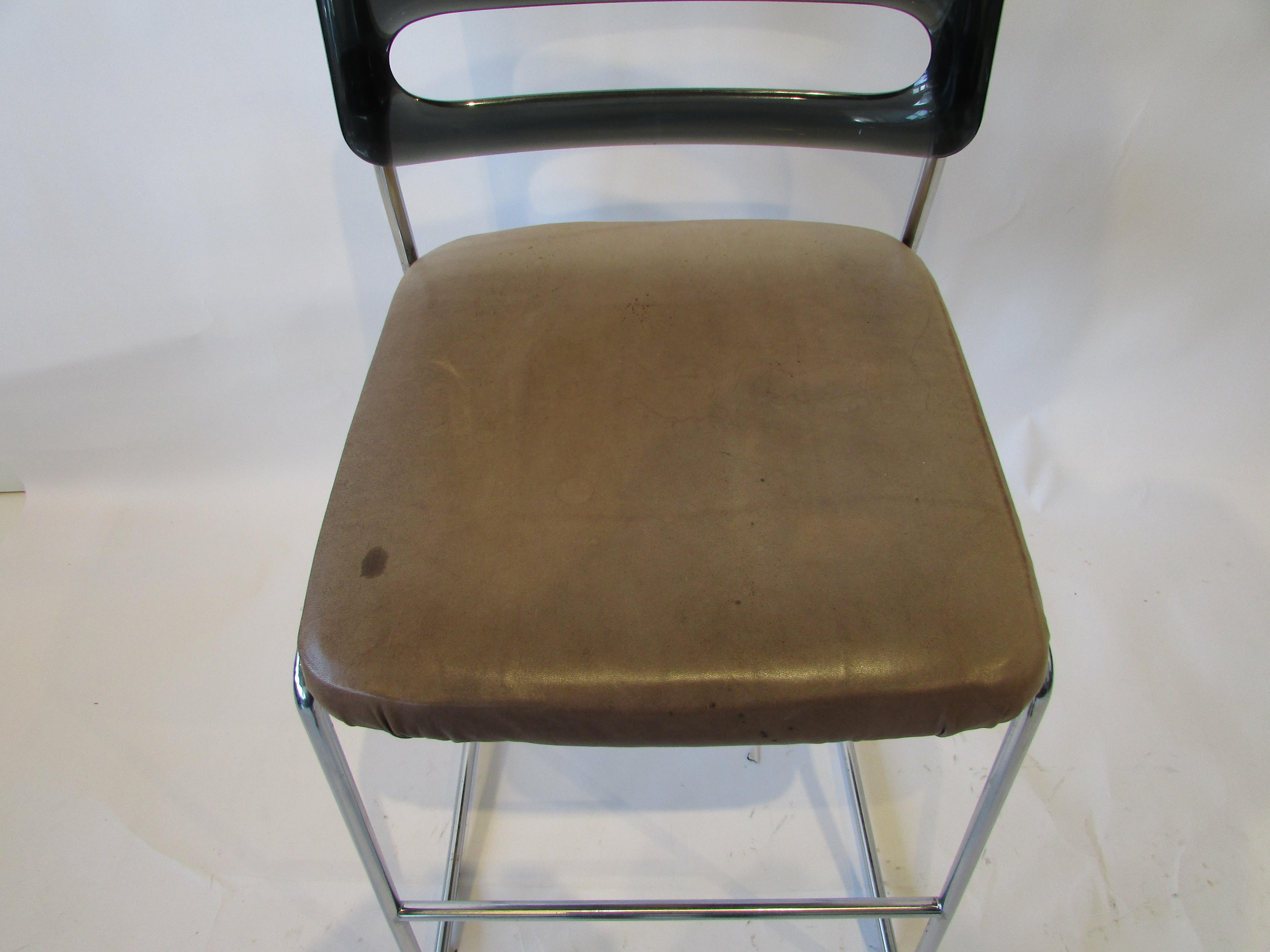 1960s dry bar attributed to Giotto Stoppino with four chrome base bar stools For Sale 4