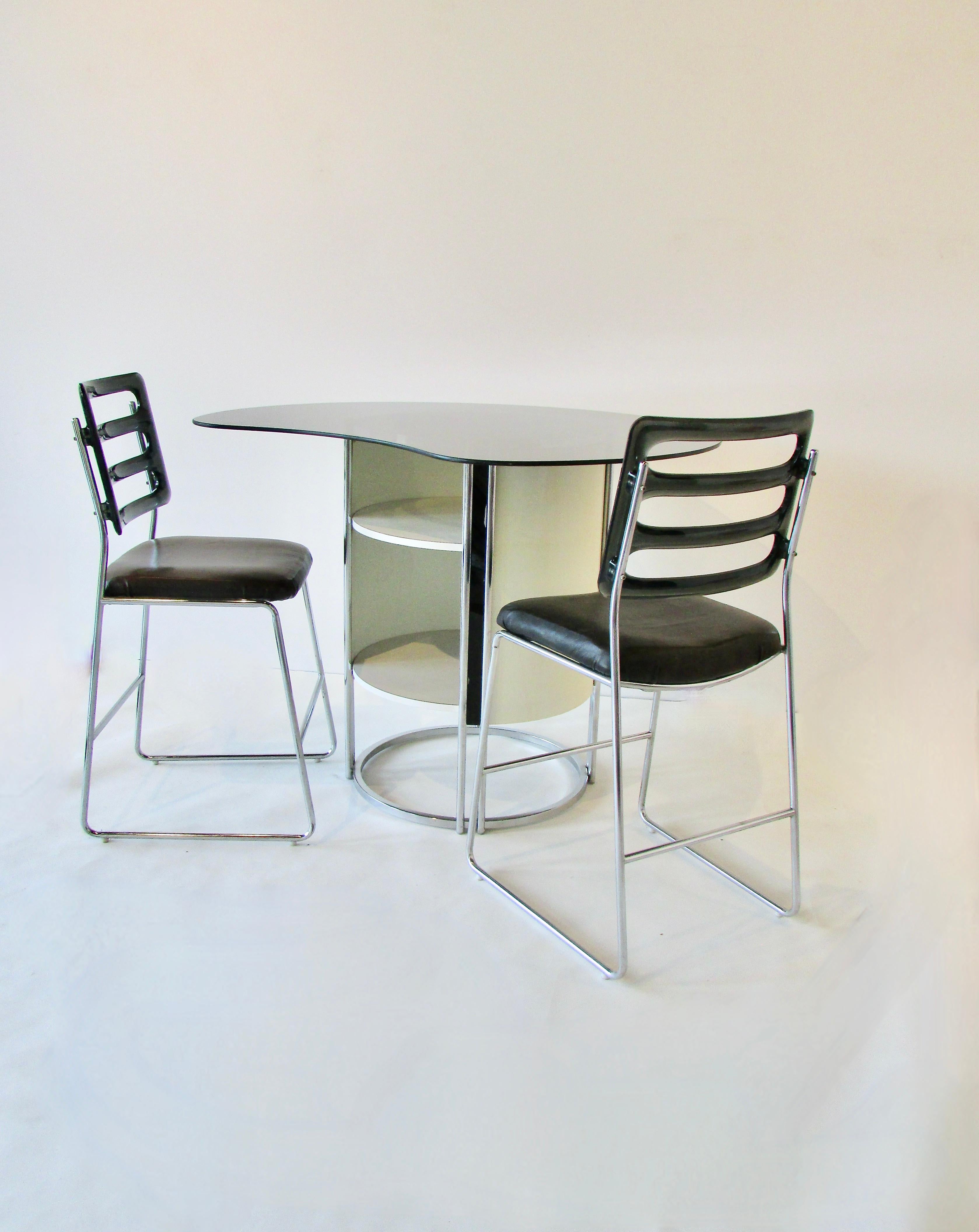 Mid-Century Modern 1960s dry bar attributed to Giotto Stoppino with four chrome base bar stools For Sale