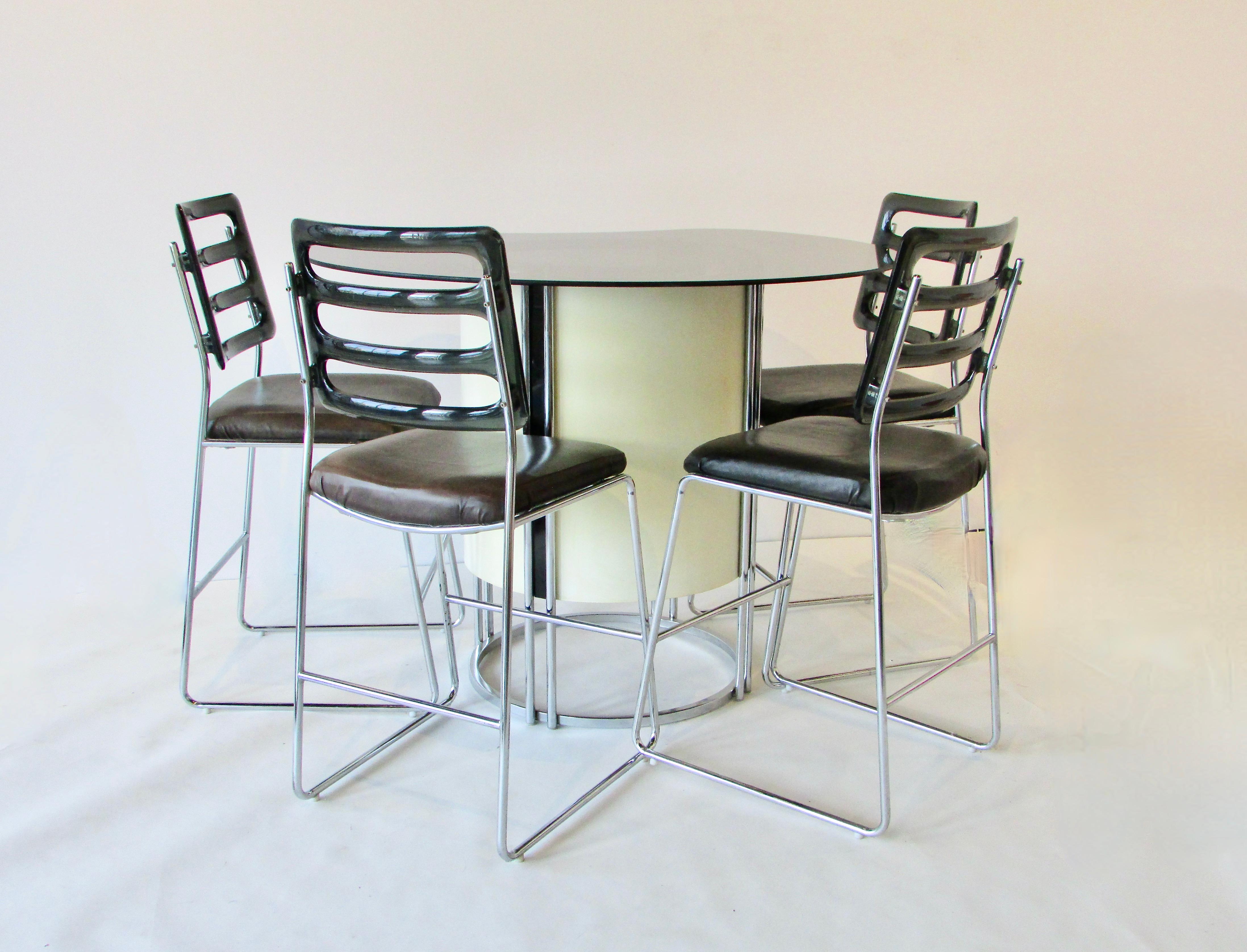 Italian 1960s dry bar attributed to Giotto Stoppino with four chrome base bar stools For Sale
