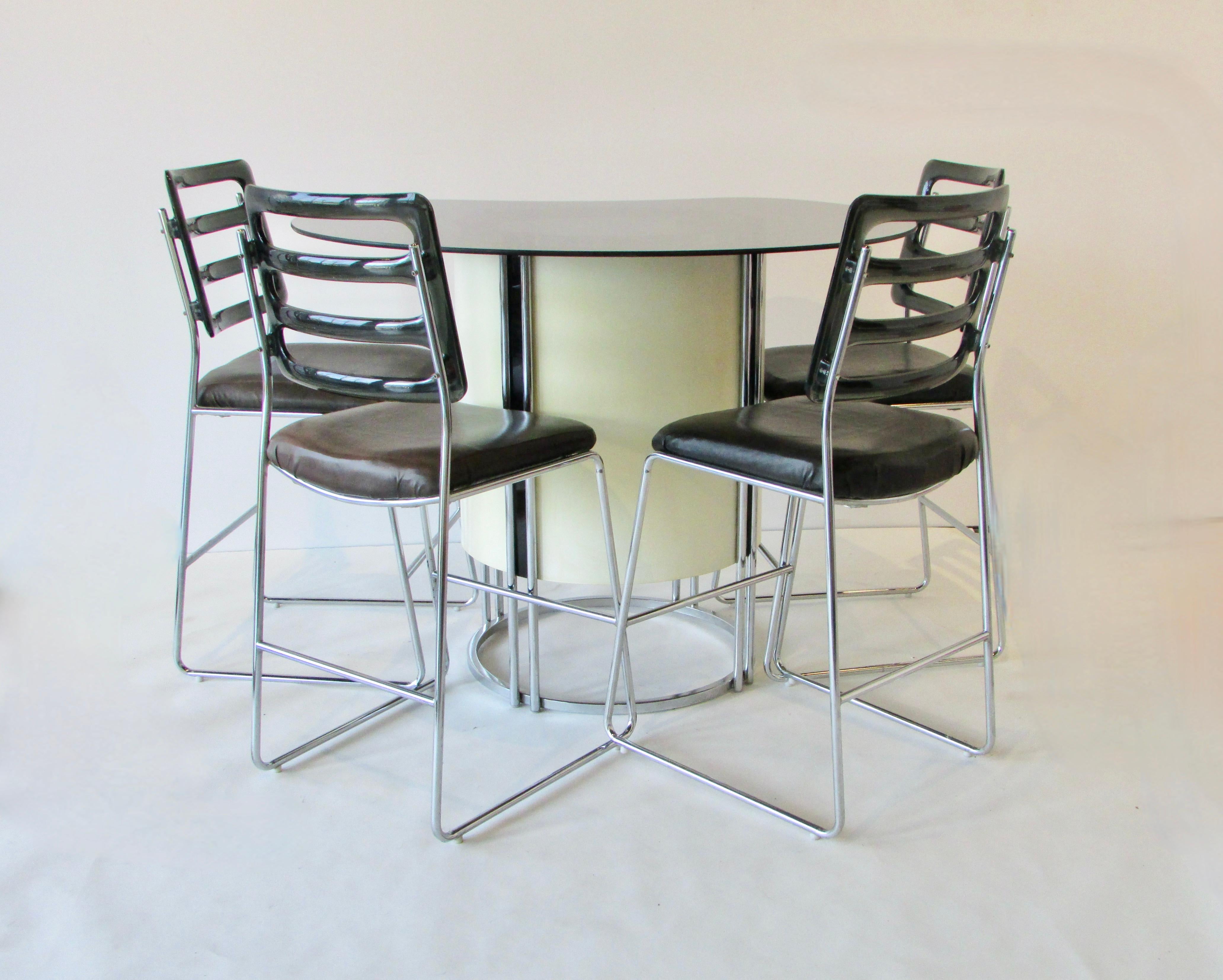 Lacquered 1960s dry bar attributed to Giotto Stoppino with four chrome base bar stools For Sale