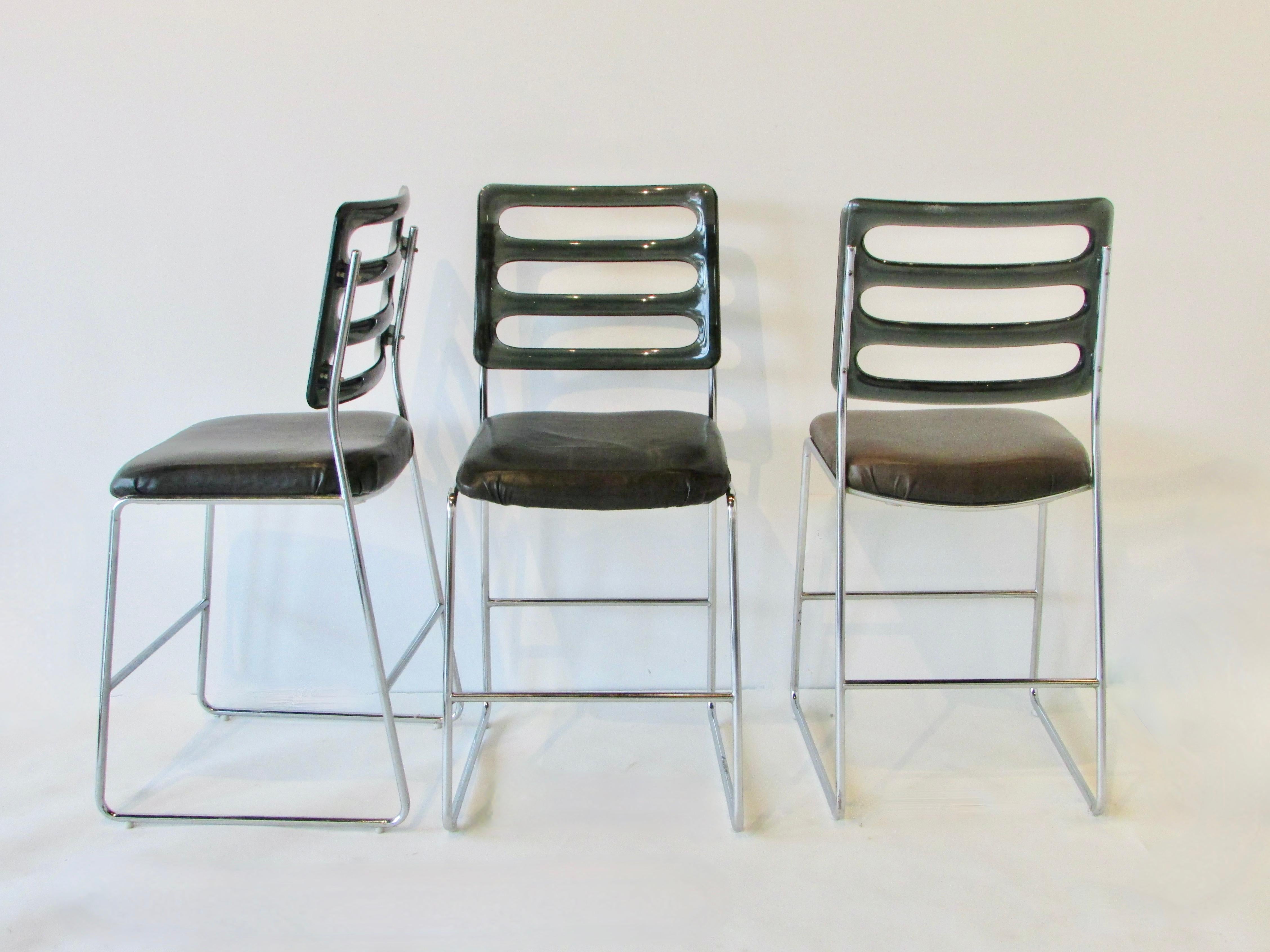 1960s dry bar attributed to Giotto Stoppino with four chrome base bar stools In Good Condition For Sale In Ferndale, MI