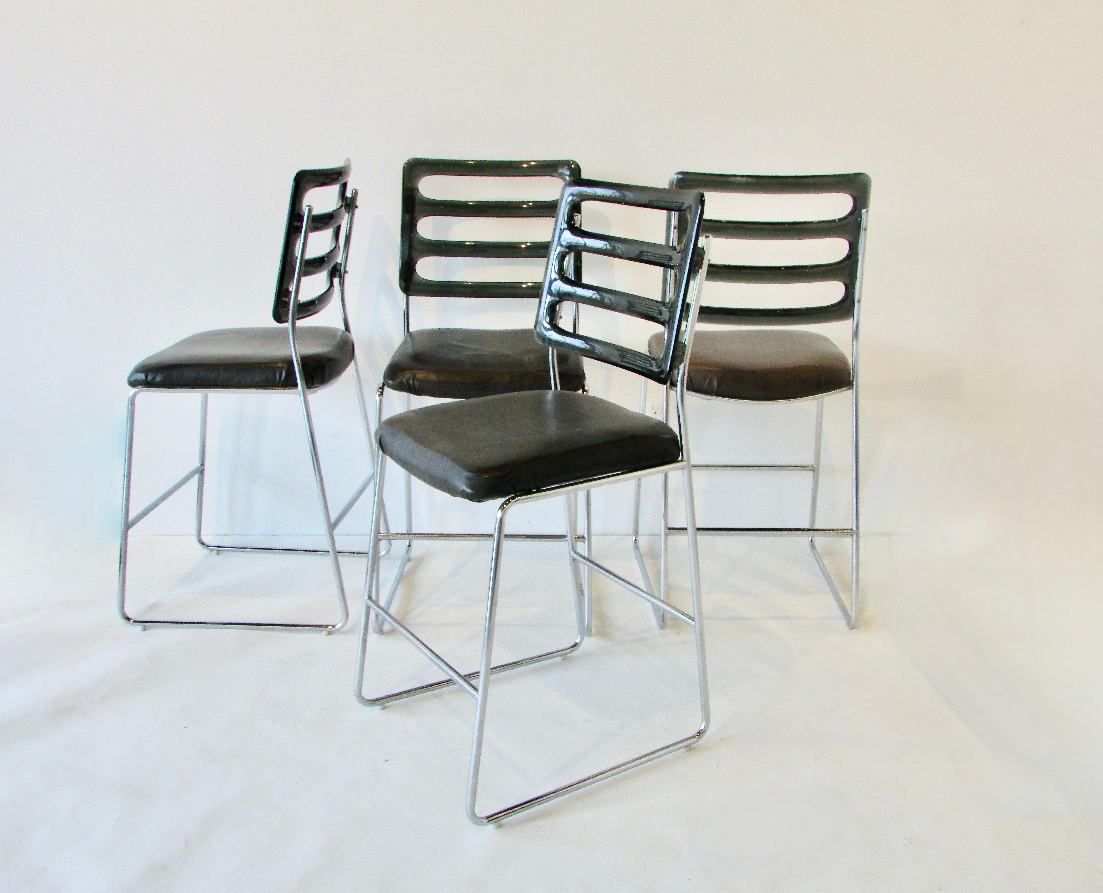 20th Century 1960s dry bar attributed to Giotto Stoppino with four chrome base bar stools For Sale
