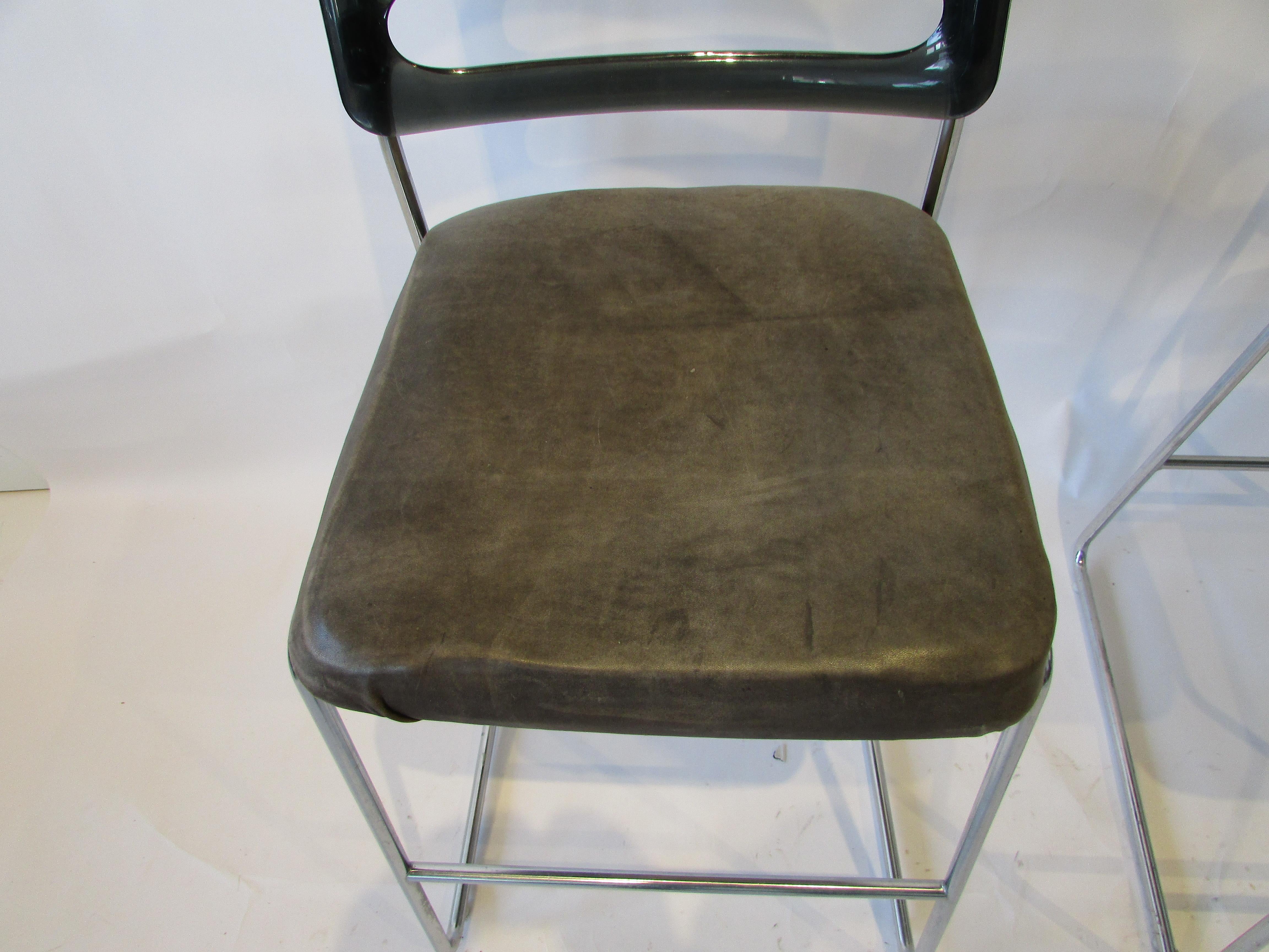 Leather 1960s dry bar attributed to Giotto Stoppino with four chrome base bar stools For Sale