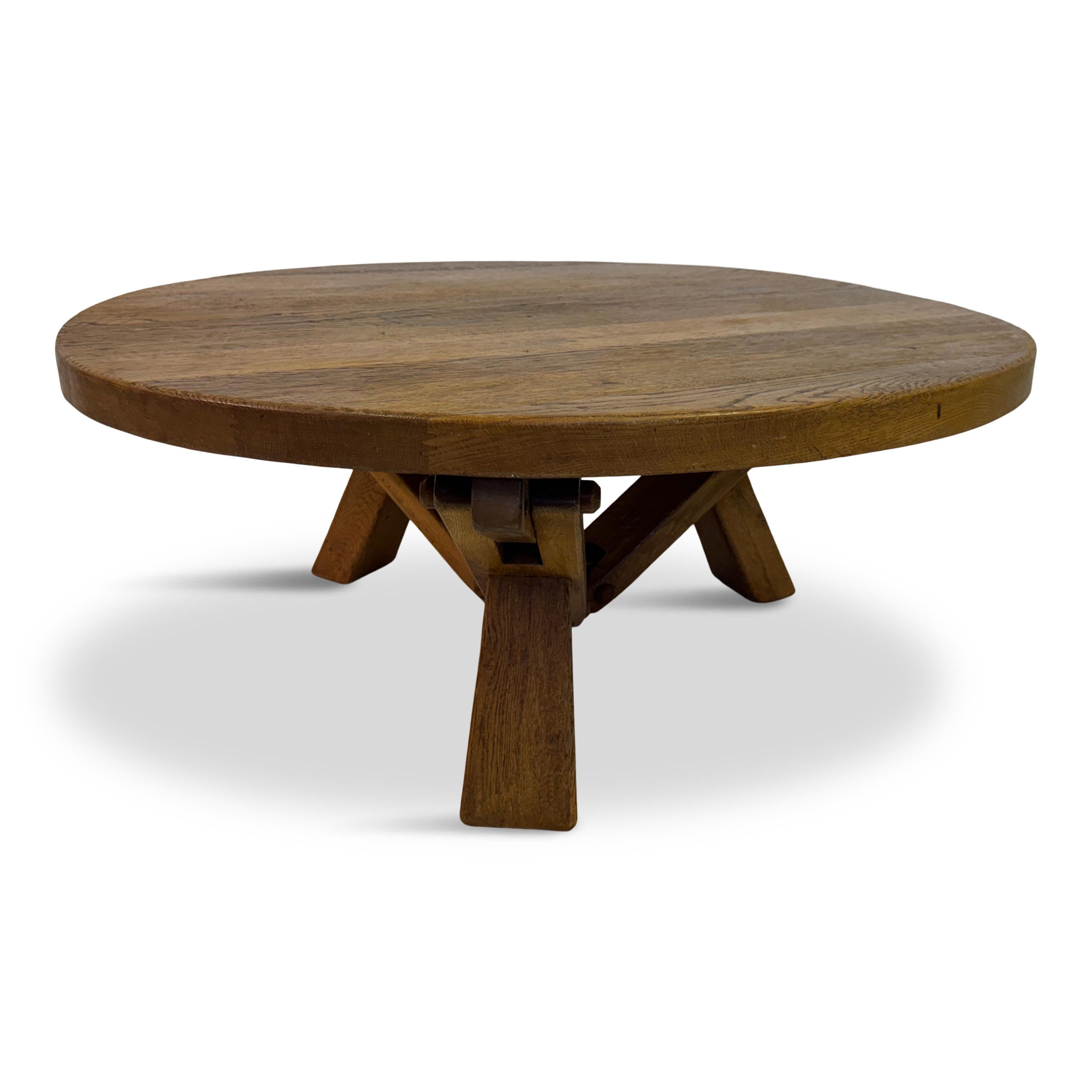 Tavolino da caffè

Rotondo

Stile brutalista

Oak spessa

Regolabile in altezza

Paesi Bassi 1960

Un tavolino da caffè olandese in stile brutalista dotato di un meccanismo regolabile in altezza. Il tavolo ha un piano rotondo in quercia scura e