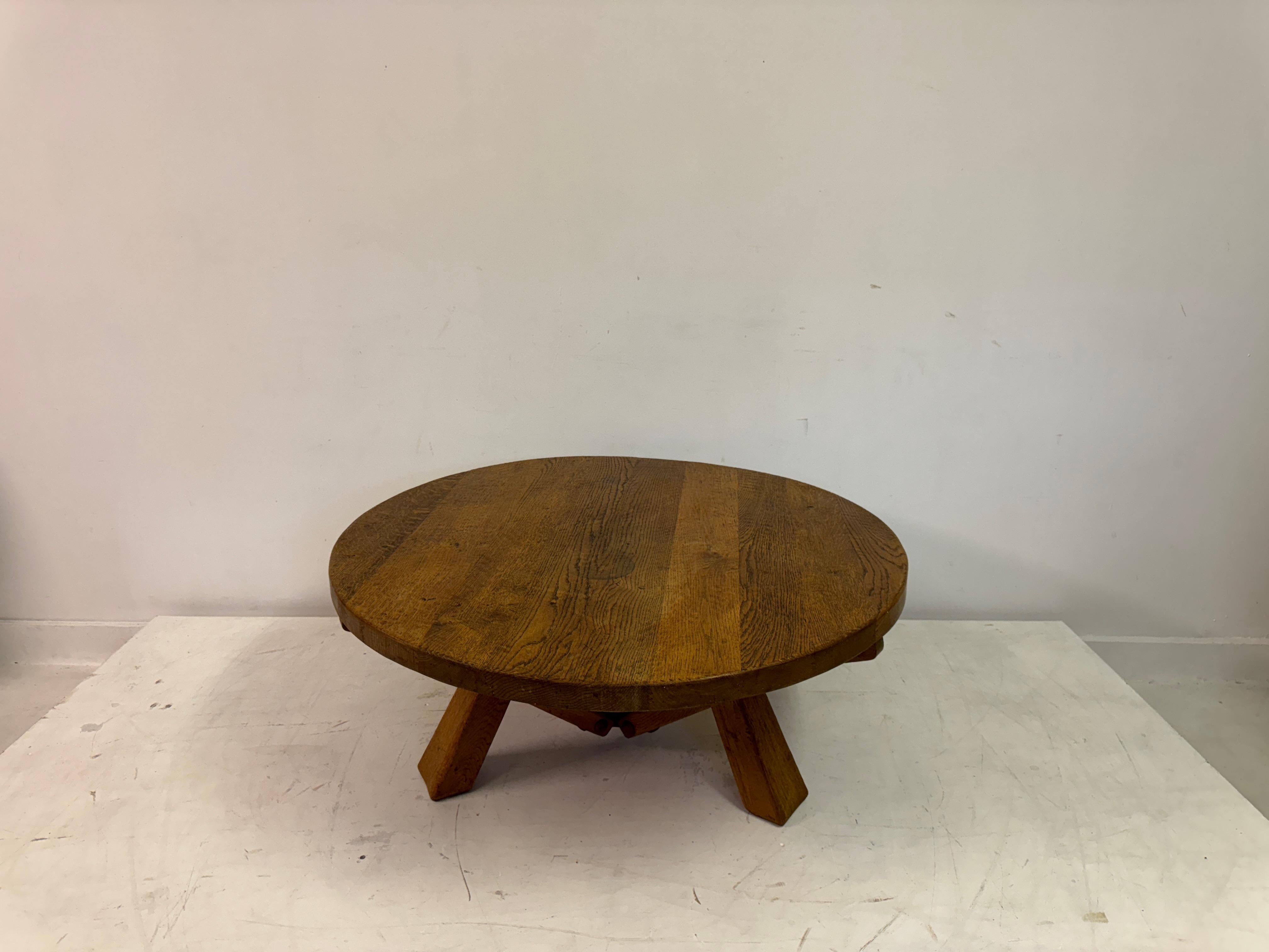 Brutalismo Tavolino da caffè circolare brutalista olandese del 1960 in Oak in vendita