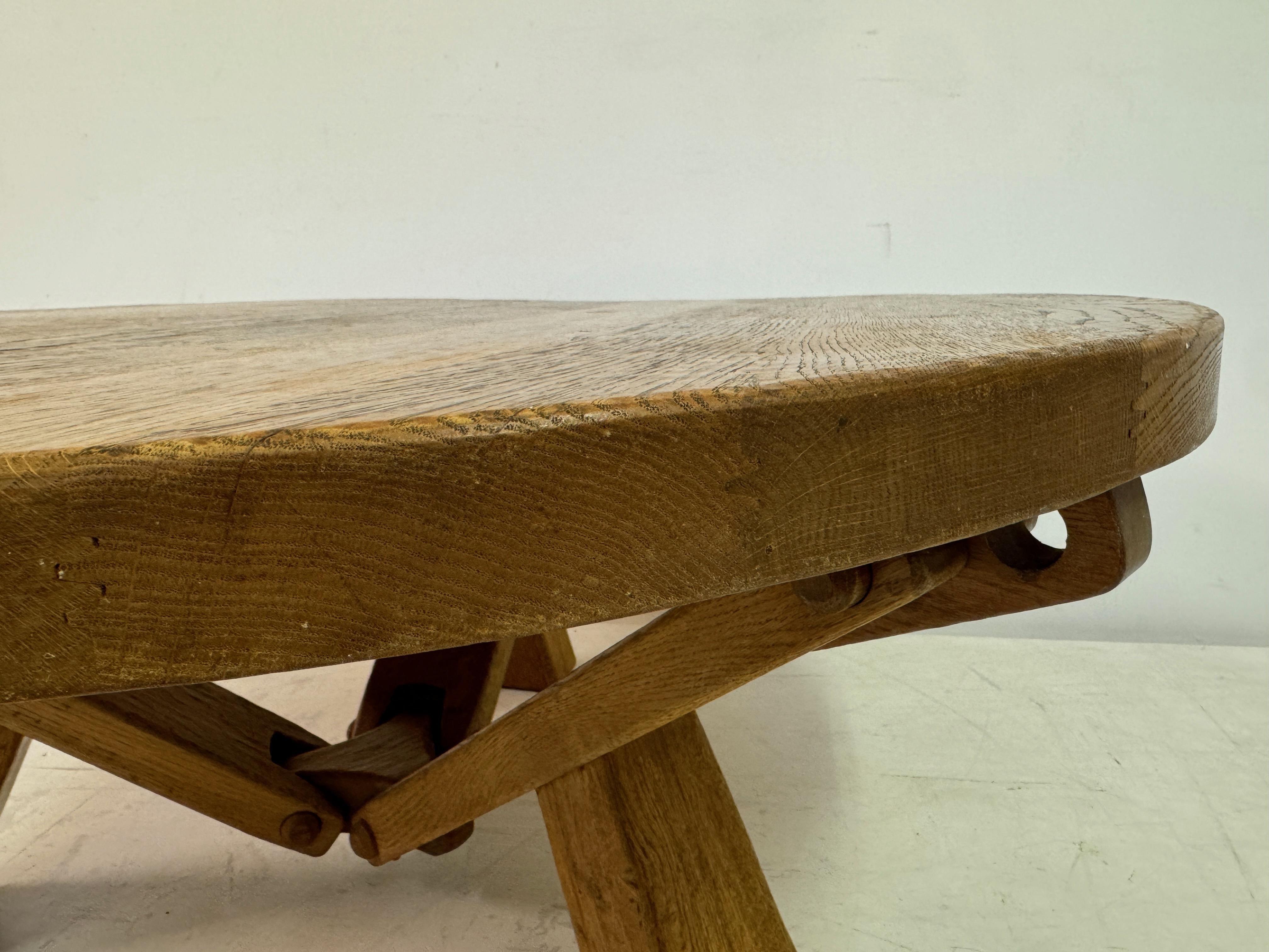 Quercia Tavolino da caffè circolare brutalista olandese del 1960 in Oak in vendita