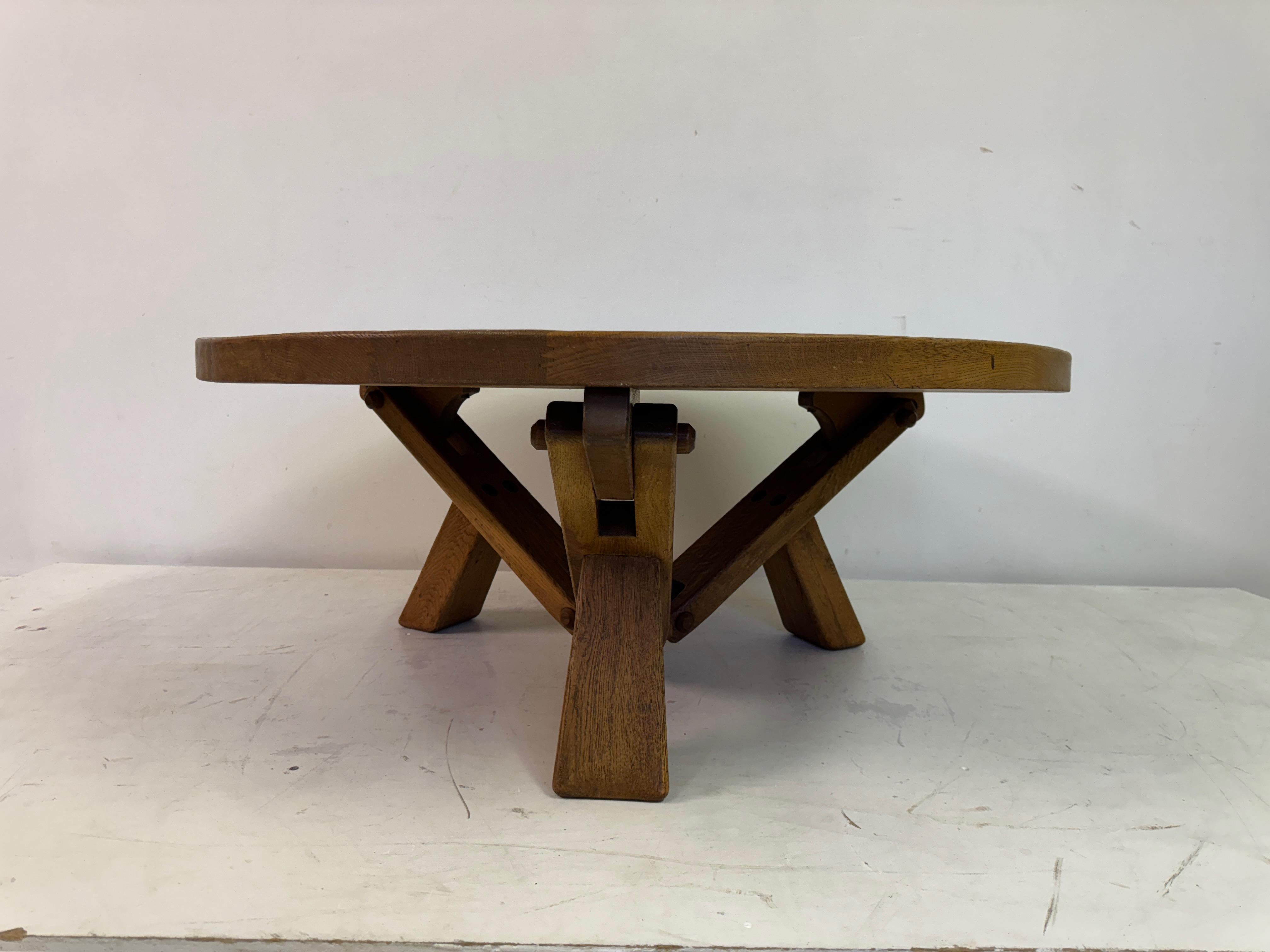 Tavolino da caffè circolare brutalista olandese del 1960 in Oak in vendita 1