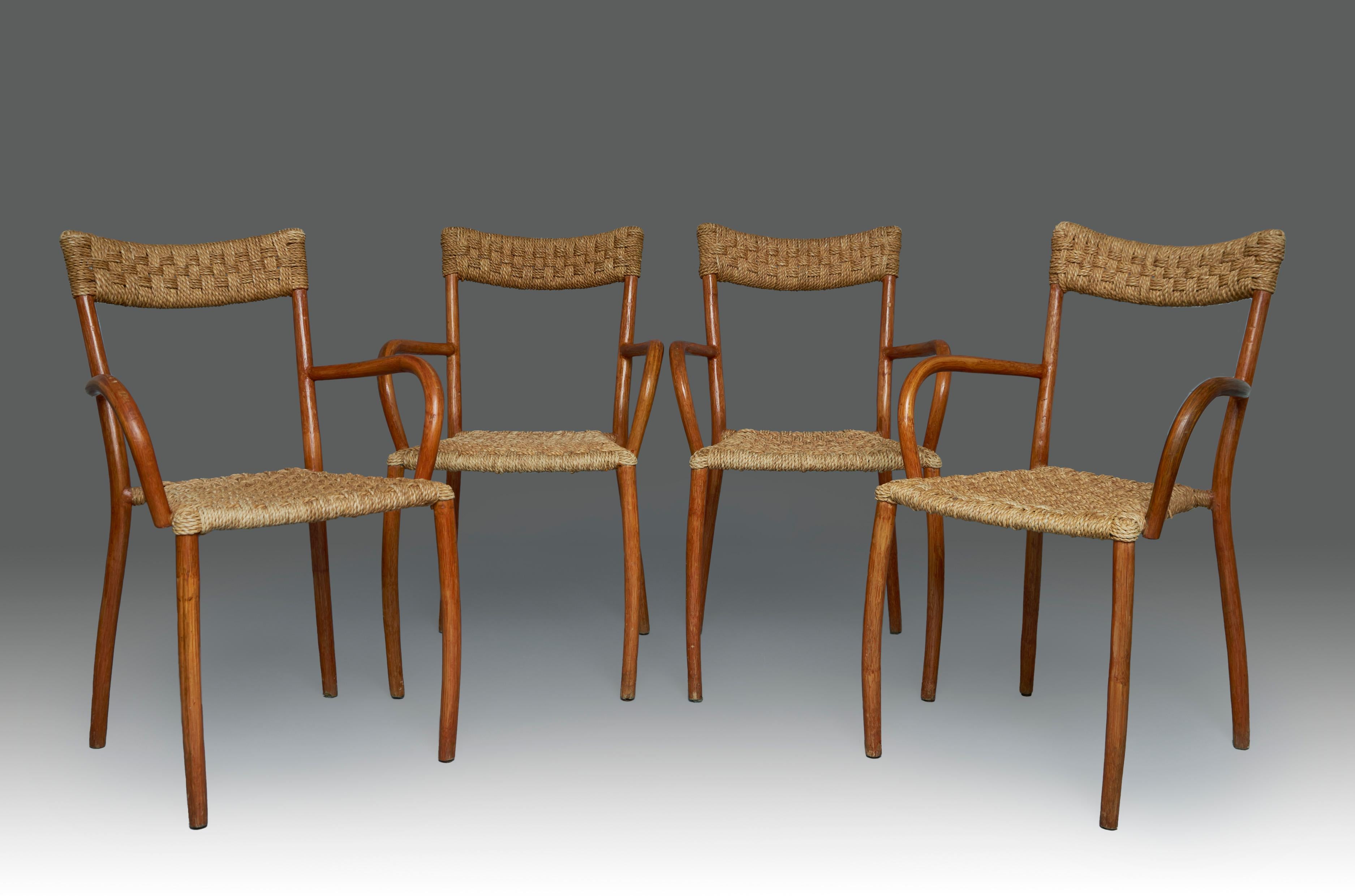 Quatre chaises en jonc et métal recouvert de bois d'un designer inconnu. Pays-Bas, années 1960
Très bon état vintage, avec des signes d'utilisation liés à l'âge. 

 