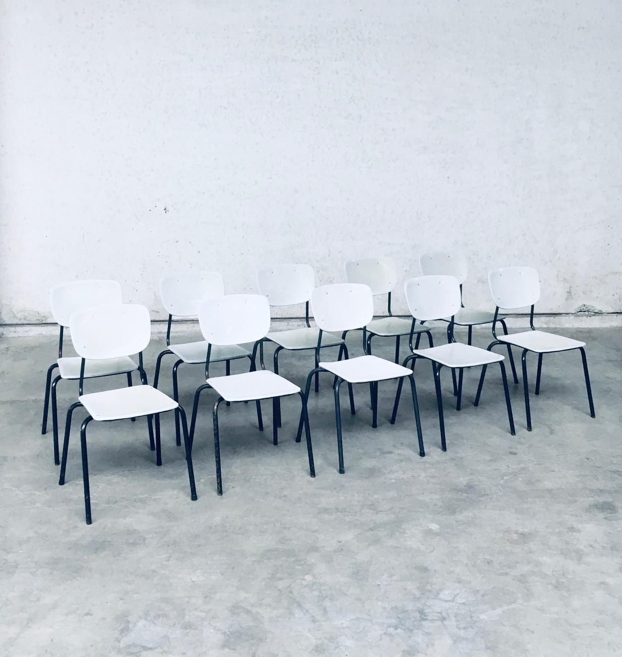 Vintage Midcentury Modern Industrial Design Stacking Chair Satz von 10 Stück. Hergestellt in den Niederlanden, in den 1960er Jahren. Entworfen nach dem Vorbild von Willy Van Der Meeren. Diese haben keine Herstellerkennzeichen. Sitz und Rückenlehne