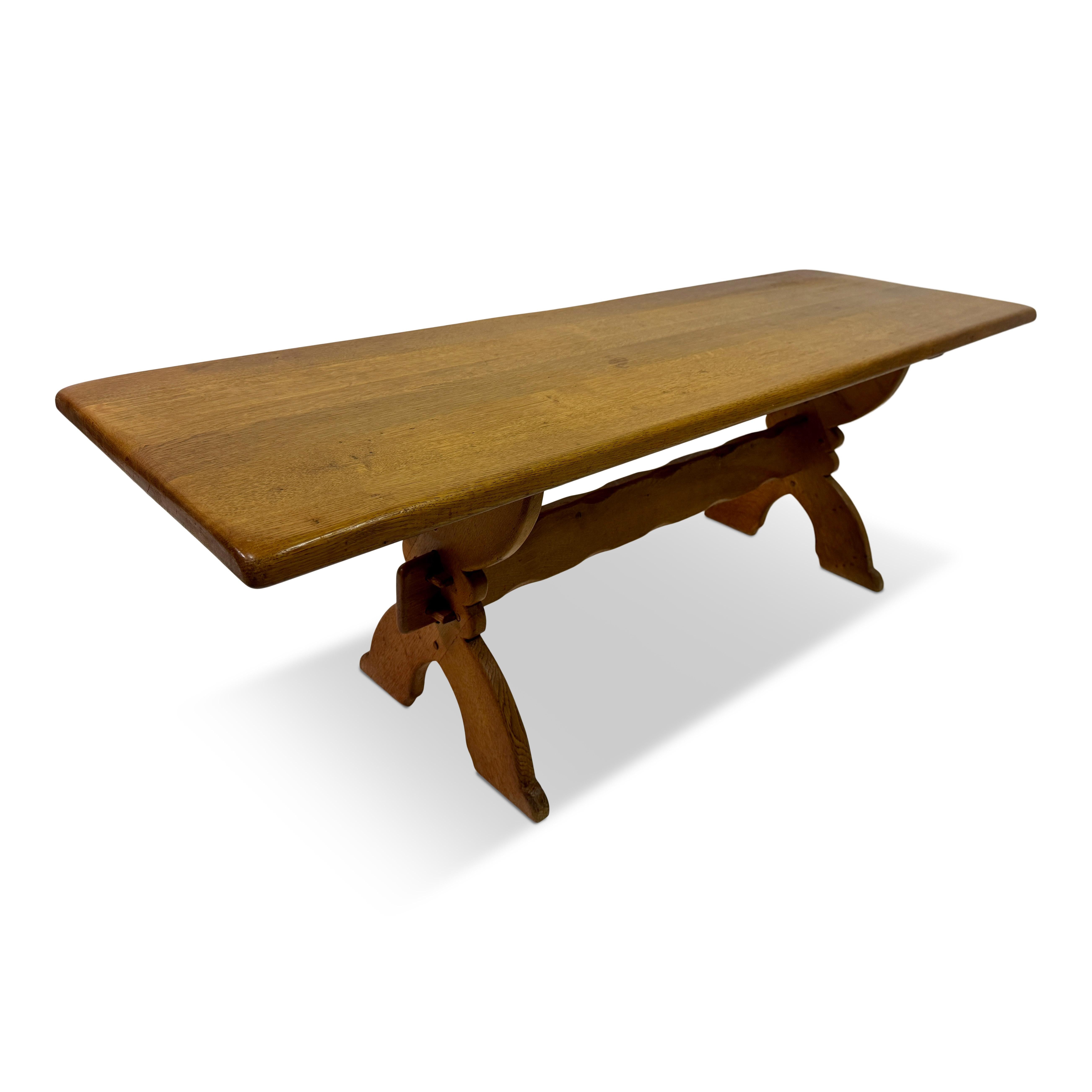 Table basse en chêne hollandais des années 1960

Il s'agit d'une table basse en chêne hollandais du milieu du siècle, caractérisée par sa robustesse et son style campagnard. Le plateau rectangulaire met en valeur le grain naturel et les tons chauds