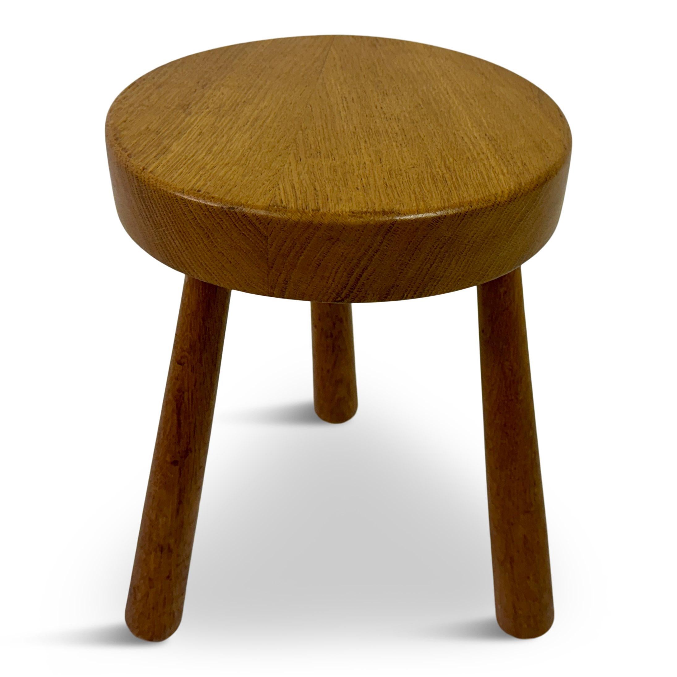 1960s Dutch oak stool

This is a 1960s Dutch oak stool with a simple yet elegant design. The round seat features a smooth surface and showcases the natural grain patterns and rich tones of oak wood. Supported by three evenly spaced, cylindrical