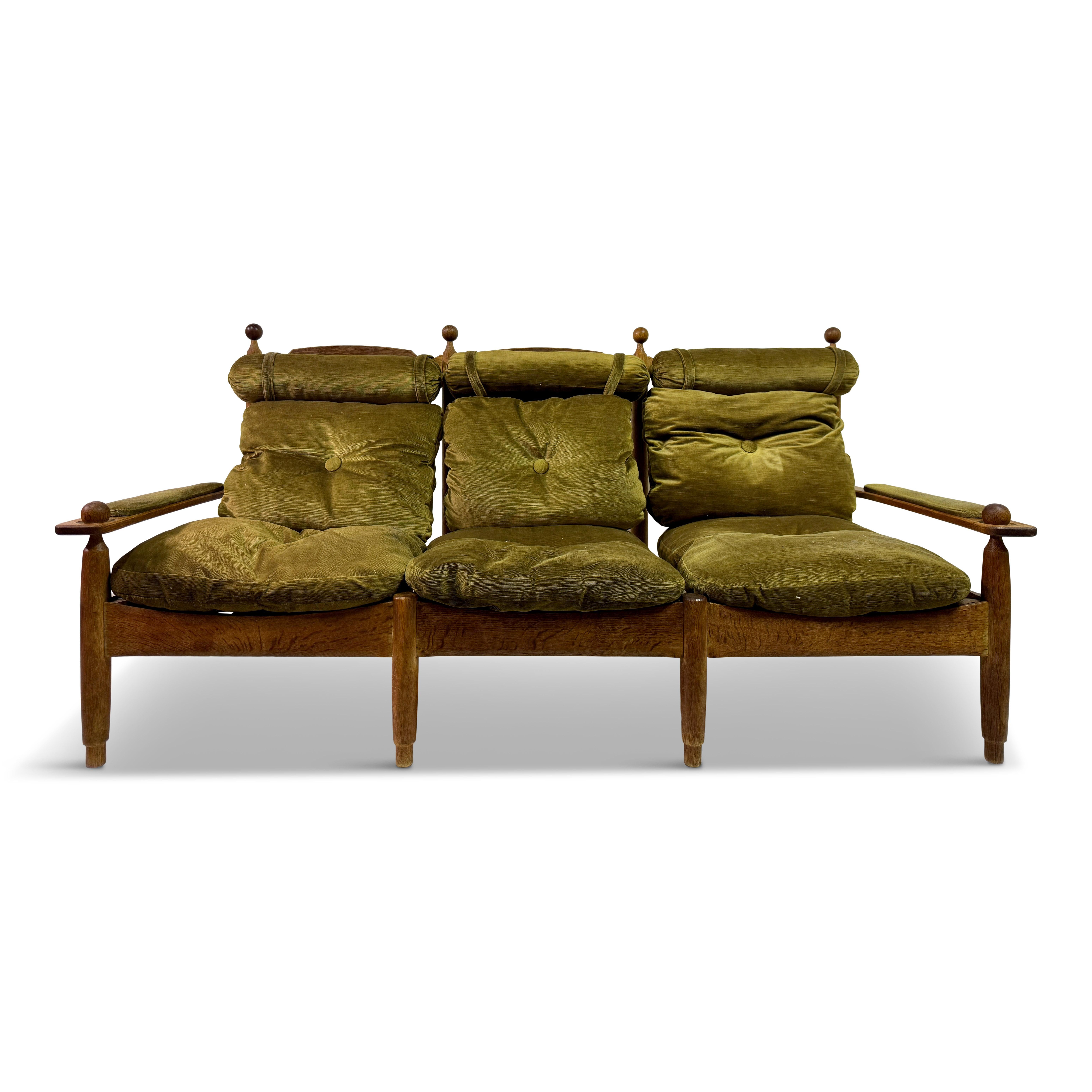 Sofá de roble de los años 60 con tapicería original

Este hermoso sofá holandés de mediados de siglo combina un diseño atemporal con un práctico confort. Fabricada en roble macizo, la pieza presenta un robusto armazón con respaldo de listones, que