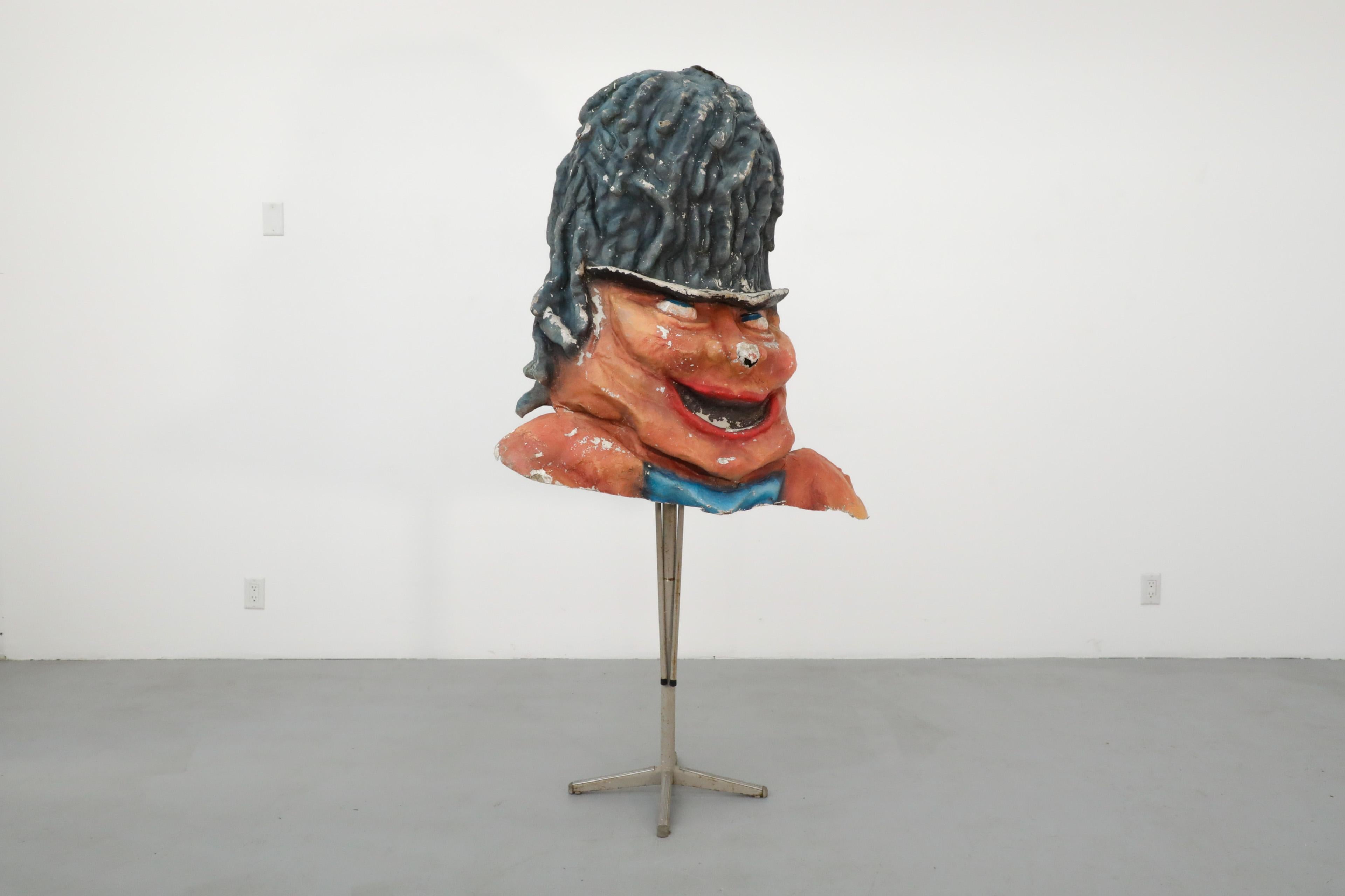 Tête de carnaval en papier mâché peint, unique et merveilleusement amusante, datant du milieu du siècle dernier. Cette tête Jovial Rasta Woman extra large a un visage à la fois joyeux et sournois. Traditionnellement porté dans les provinces du sud