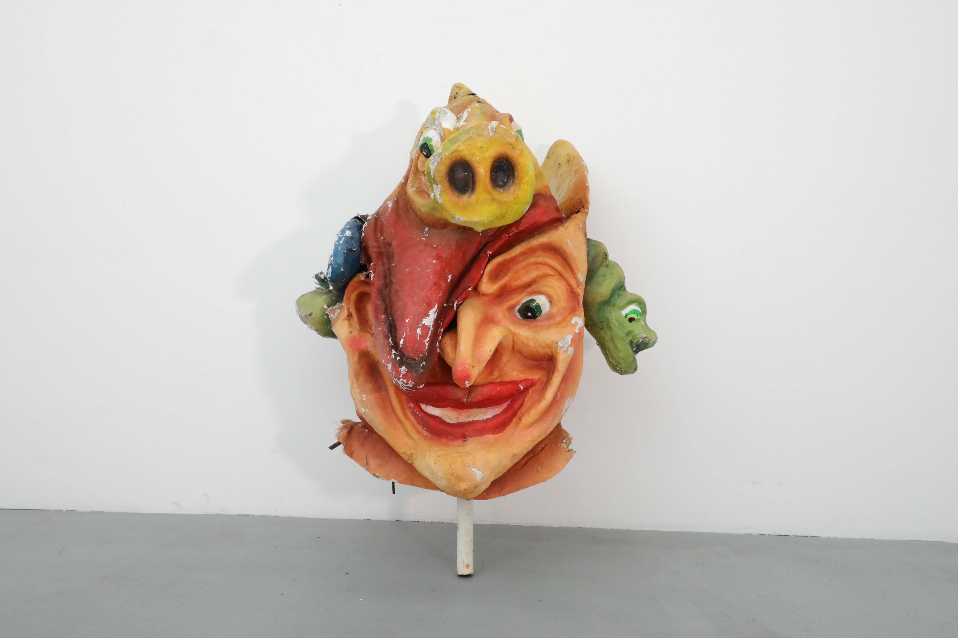 Testa di carnevale in cartapesta dipinta di grandi dimensioni, unica e meravigliosamente divertente. Questa testa extra large 