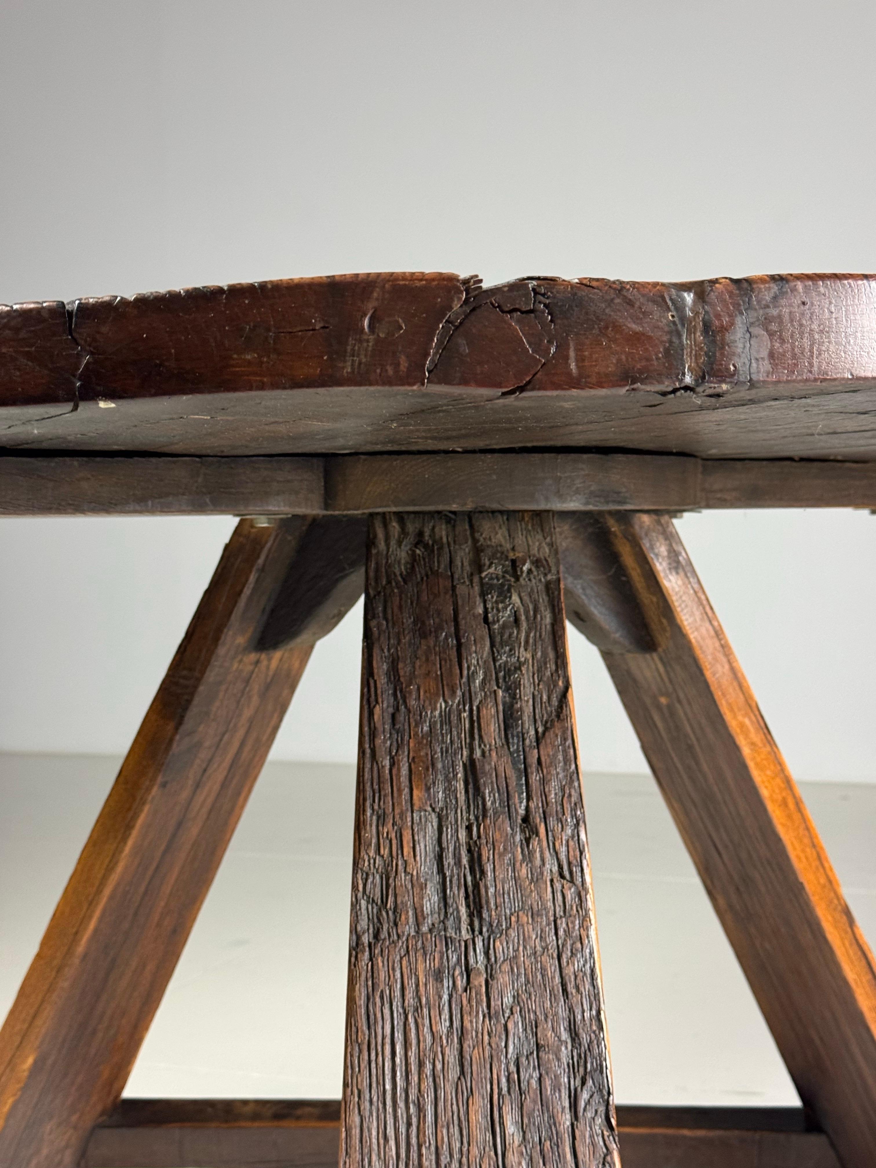 Mesa de comedor / centro rústica holandesa de los años 60 en venta 9