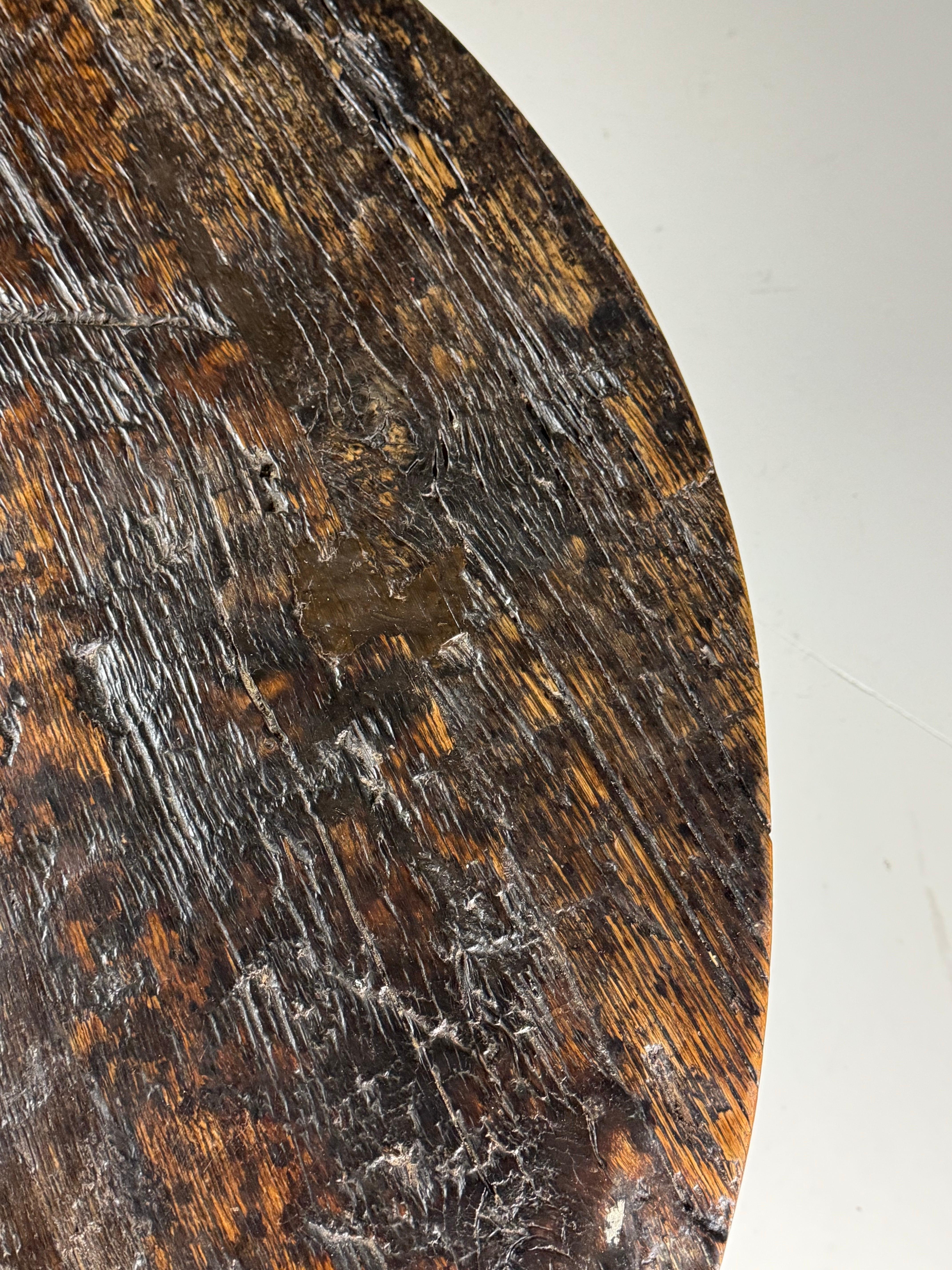 Mesa redonda de comedor / centro de mesa muy robusta. Bonito aspecto antiguo y rústico. Originaria de Holanda, hacia 1960.

La mesa es sólida y robusta. Apenas muestra signos de uso.

Dimensiones: 118ø x 75H