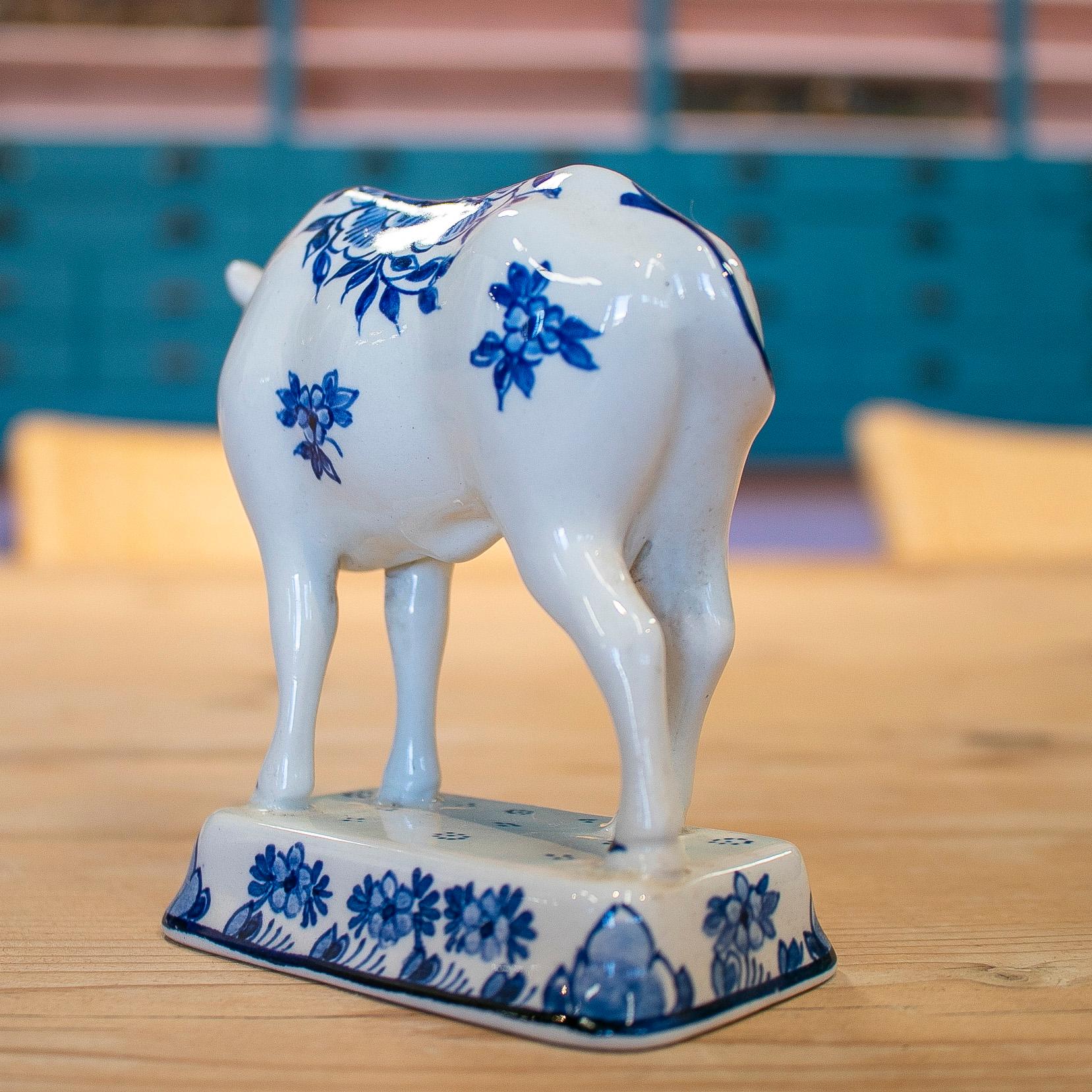 1960s Dutch White & Blue Delf Ceramic Cow Statue Figure In Good Condition For Sale In Marbella, ES