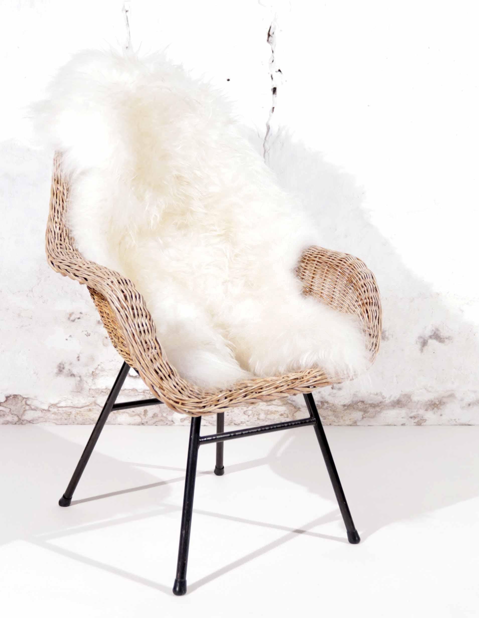 Seau / chaise à panier en osier néerlandais des années 1960 avec peau de mouton islandaise-2 en vente 7
