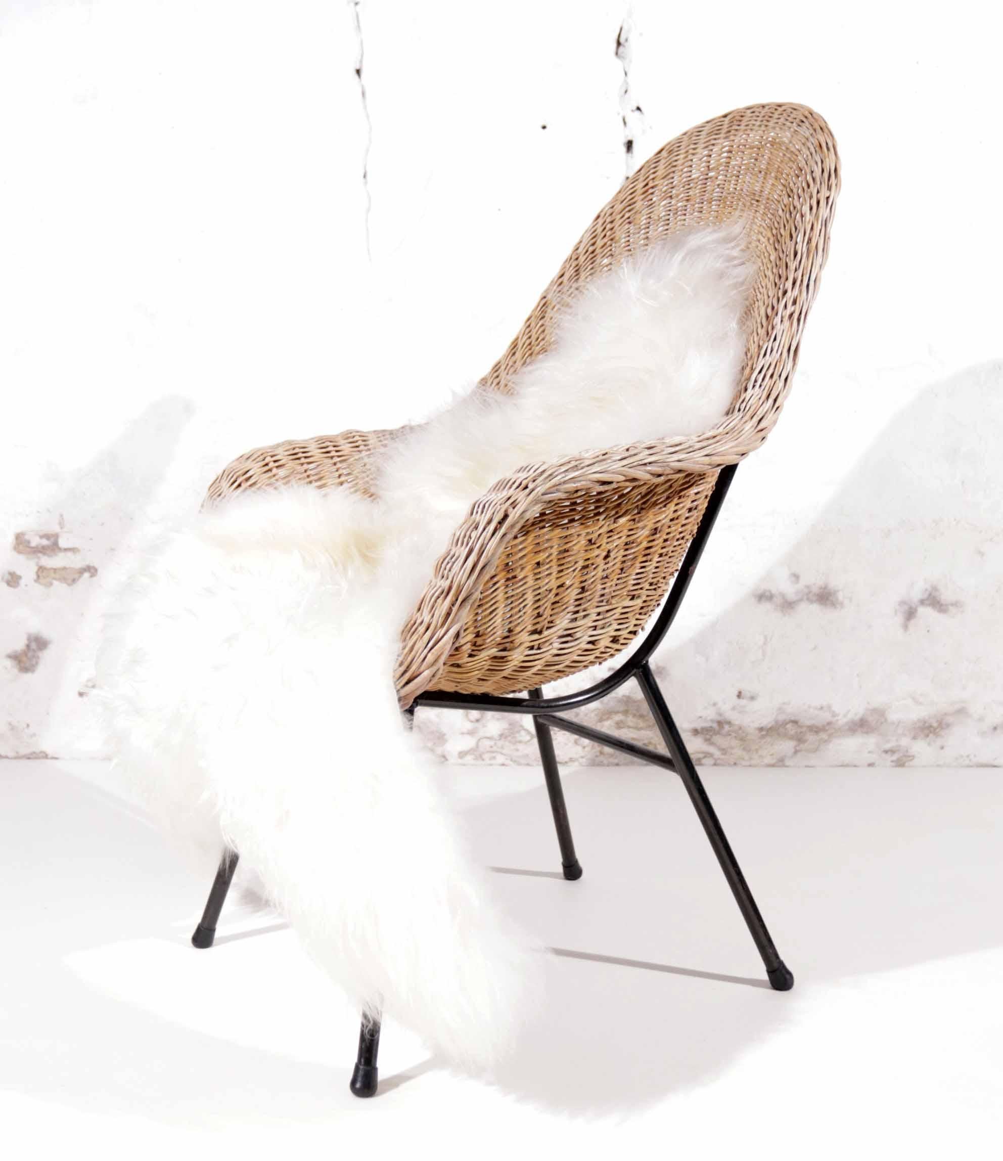 Seau / chaise à panier en osier néerlandais des années 1960 avec peau de mouton islandaise-2 en vente 8