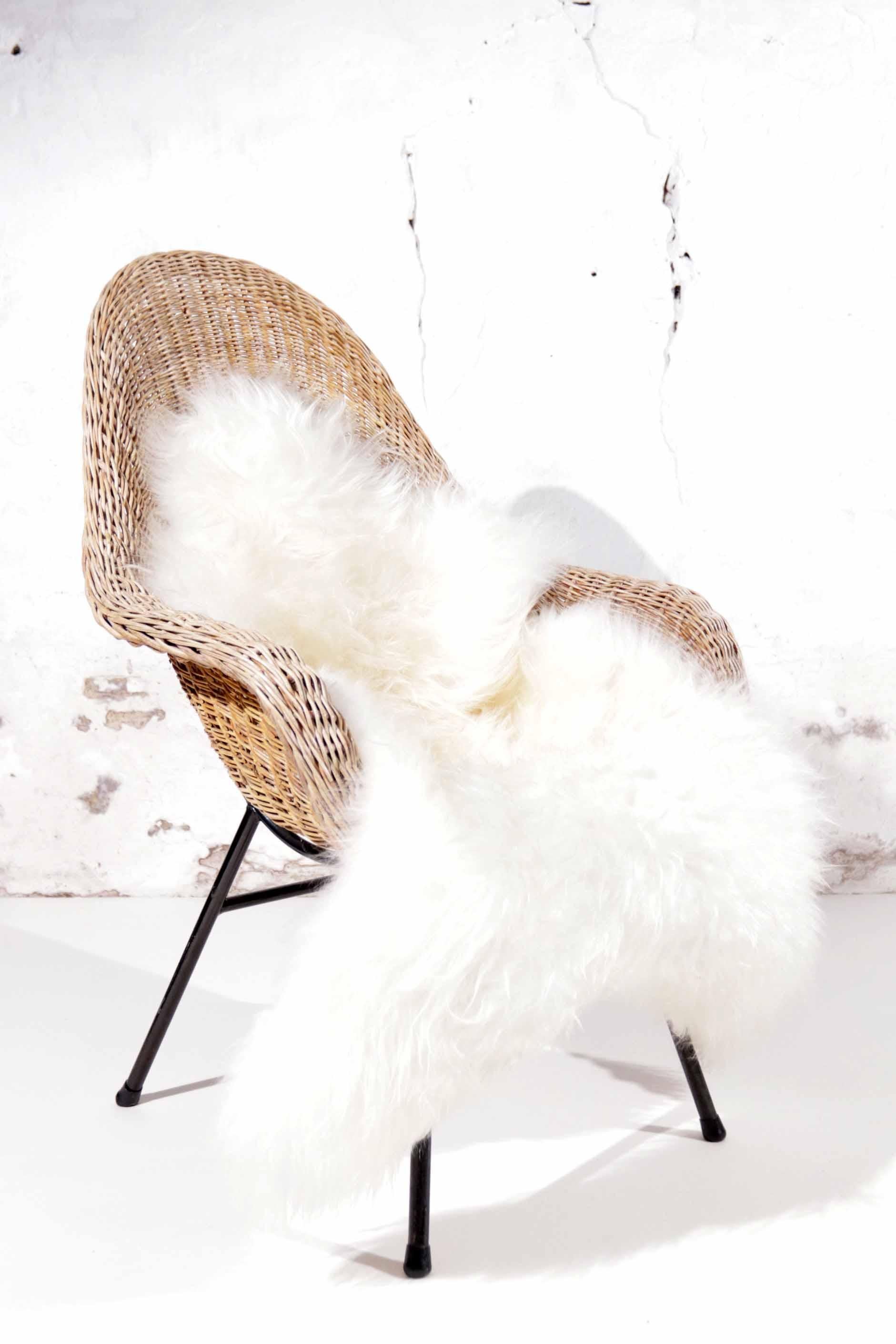 Seau / chaise à panier en osier néerlandais des années 1960 avec peau de mouton islandaise-2 en vente 9