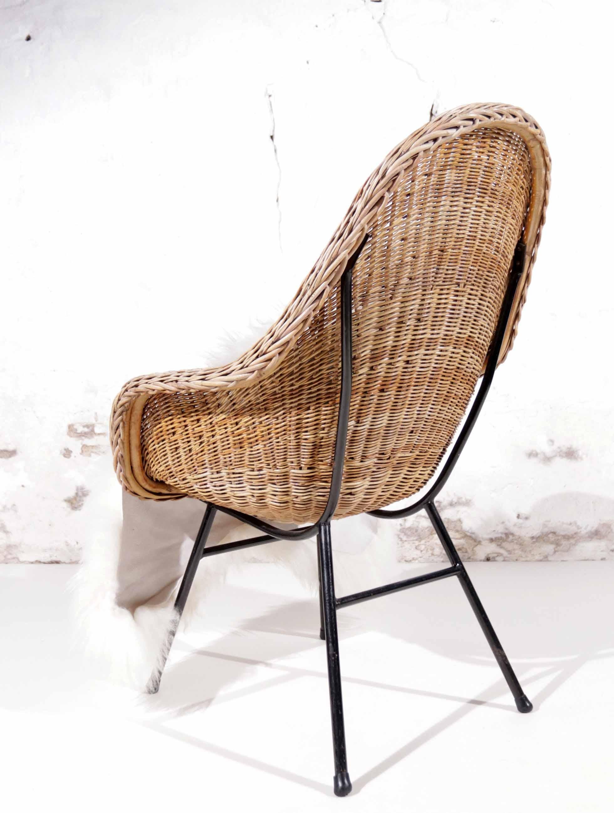Milieu du XXe siècle Seau / chaise à panier en osier néerlandais des années 1960 avec peau de mouton islandaise-2 en vente
