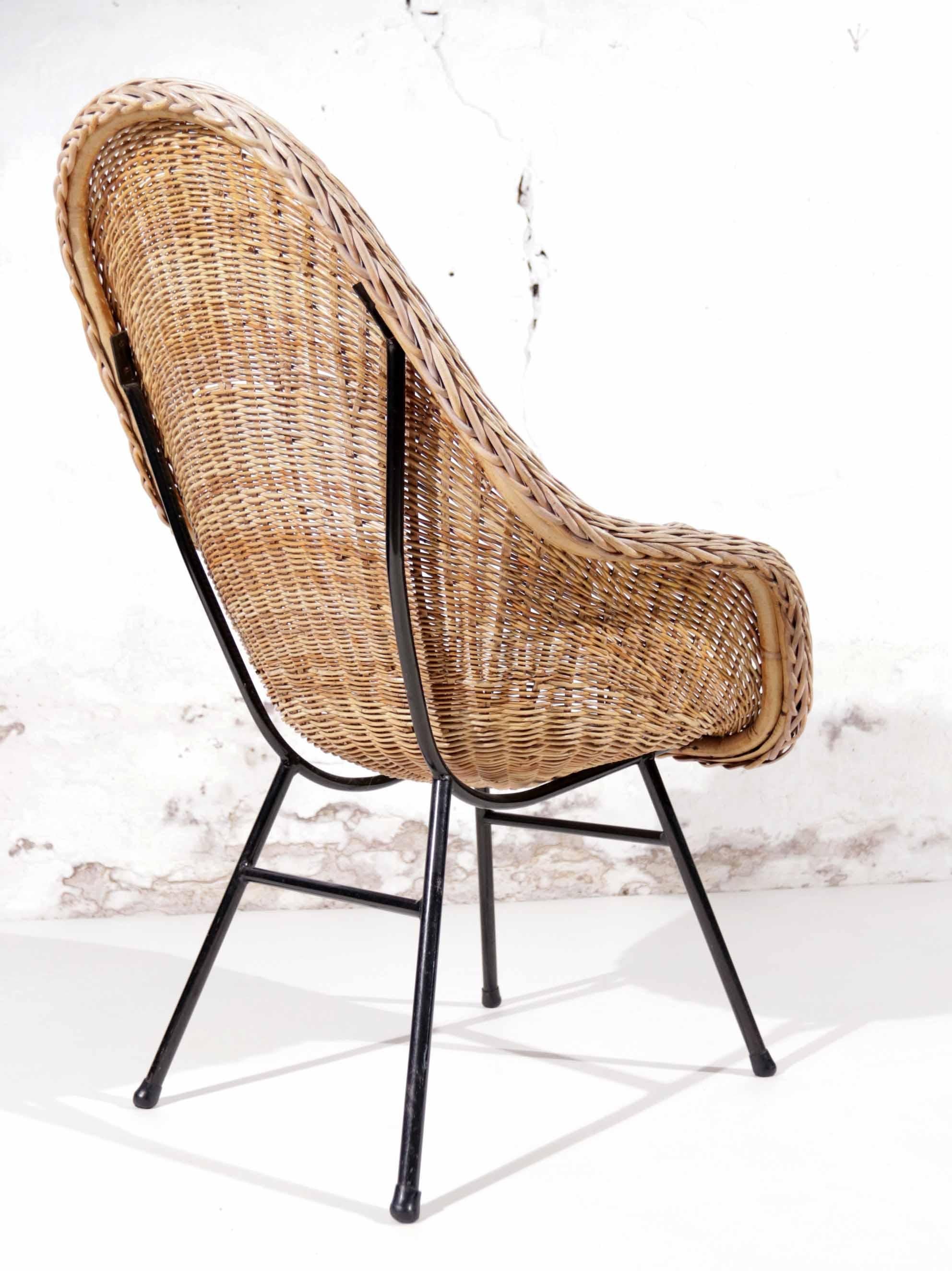 Métal Seau / chaise à panier en osier néerlandais des années 1960 avec peau de mouton islandaise-2 en vente