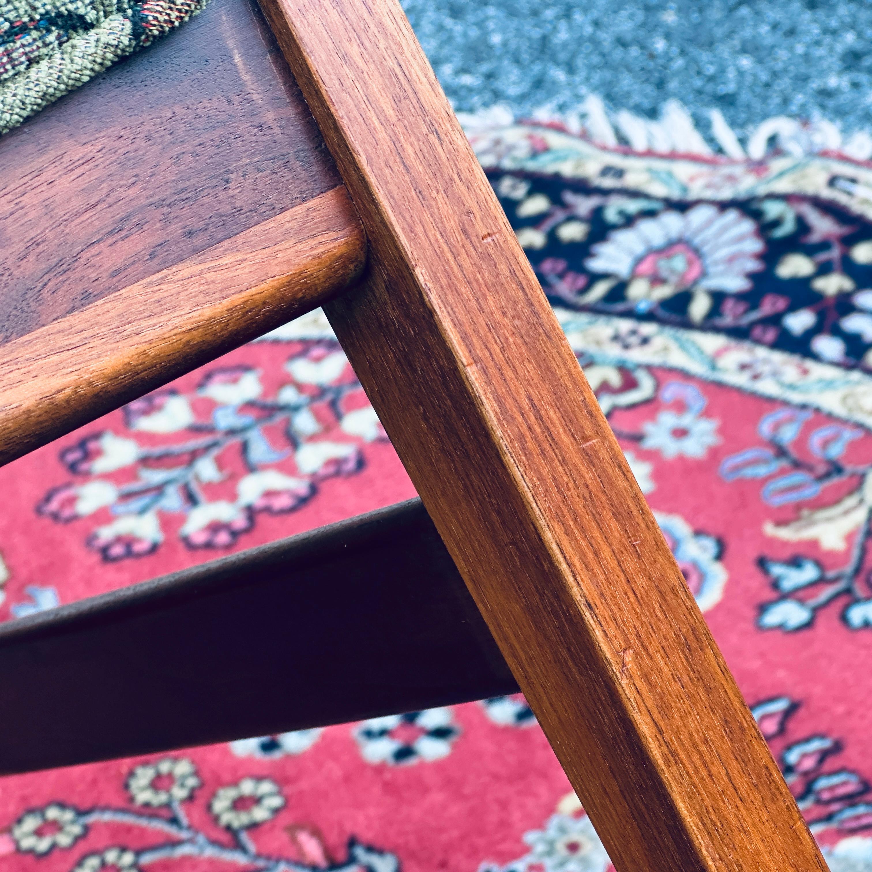 Chaise d'appoint suédoise moderne en noyer sculpté des années 1960 par Folke Ohlsson en vente 2