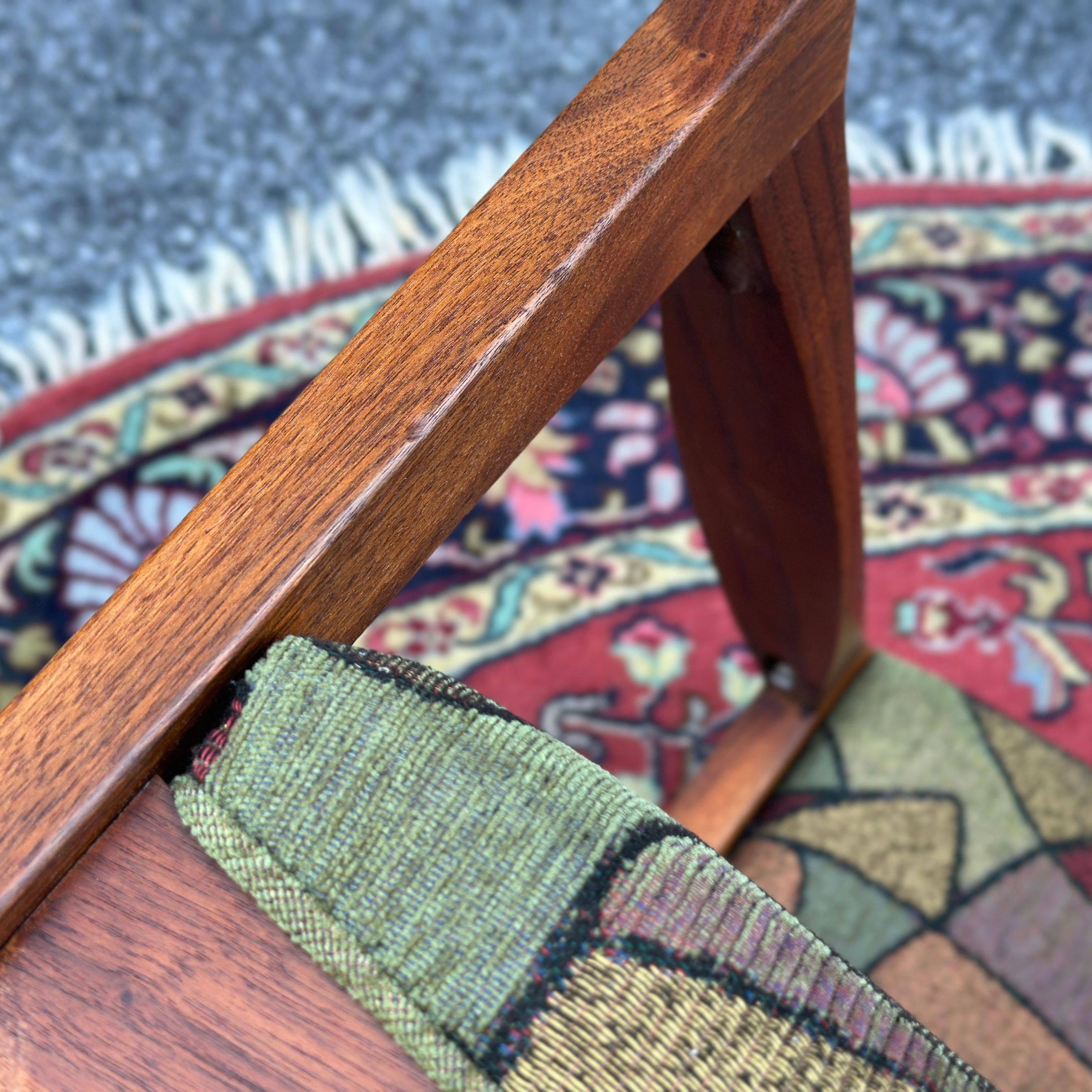 Chaise d'appoint suédoise moderne en noyer sculpté des années 1960 par Folke Ohlsson en vente 4