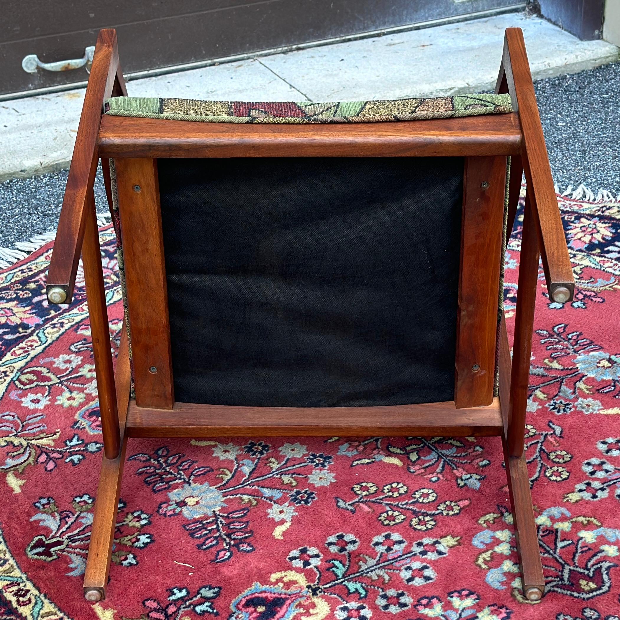 Chaise d'appoint suédoise moderne en noyer sculpté des années 1960 par Folke Ohlsson en vente 5