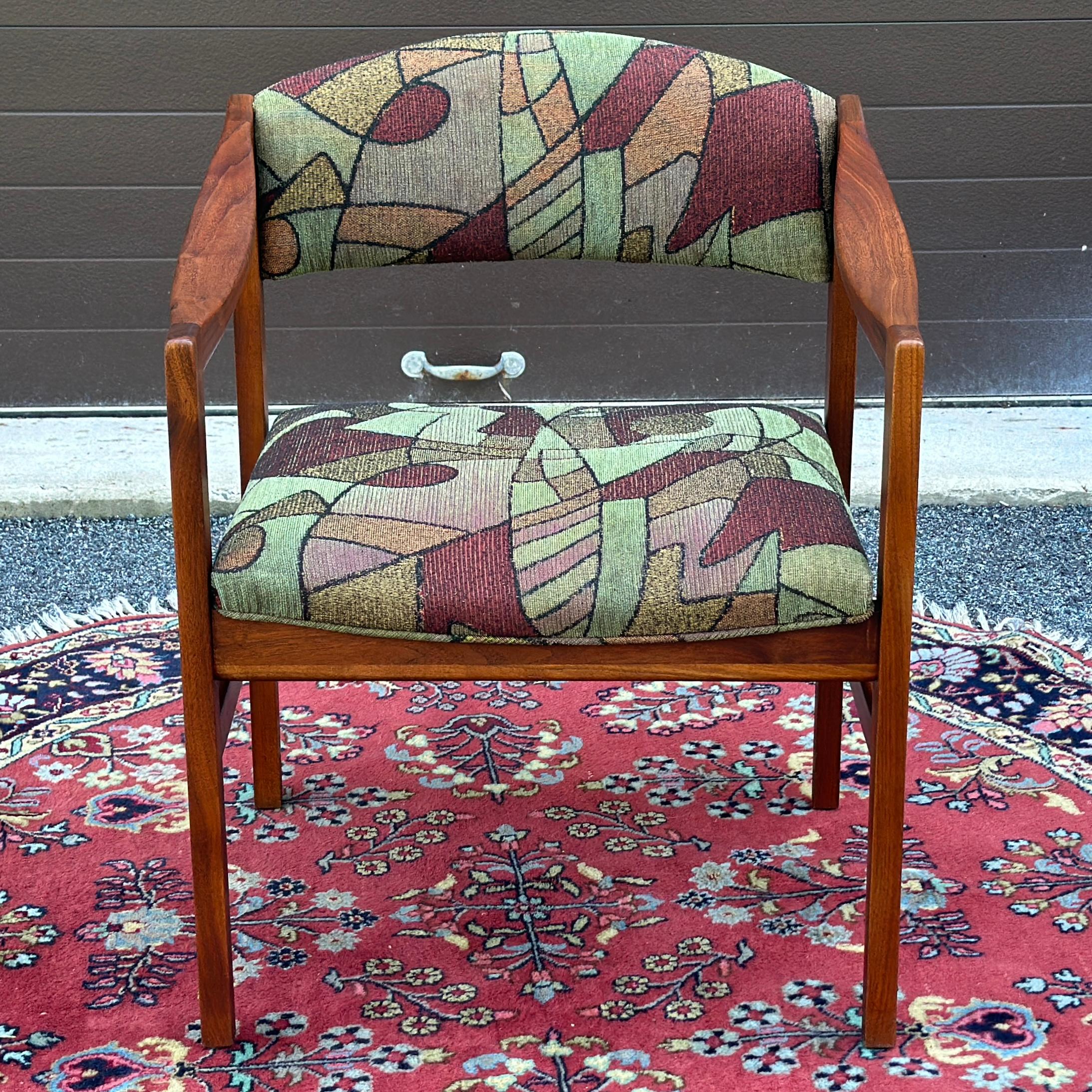 Chaise Dux en noyer sculpté du milieu du siècle dernier par Folke Ohlsson, recouverte à un moment donné d'un tissu abstrait tel qu'illustré. Circa 1960's non marqué. Usure sur les bords due à l'âge et à l'utilisation. 