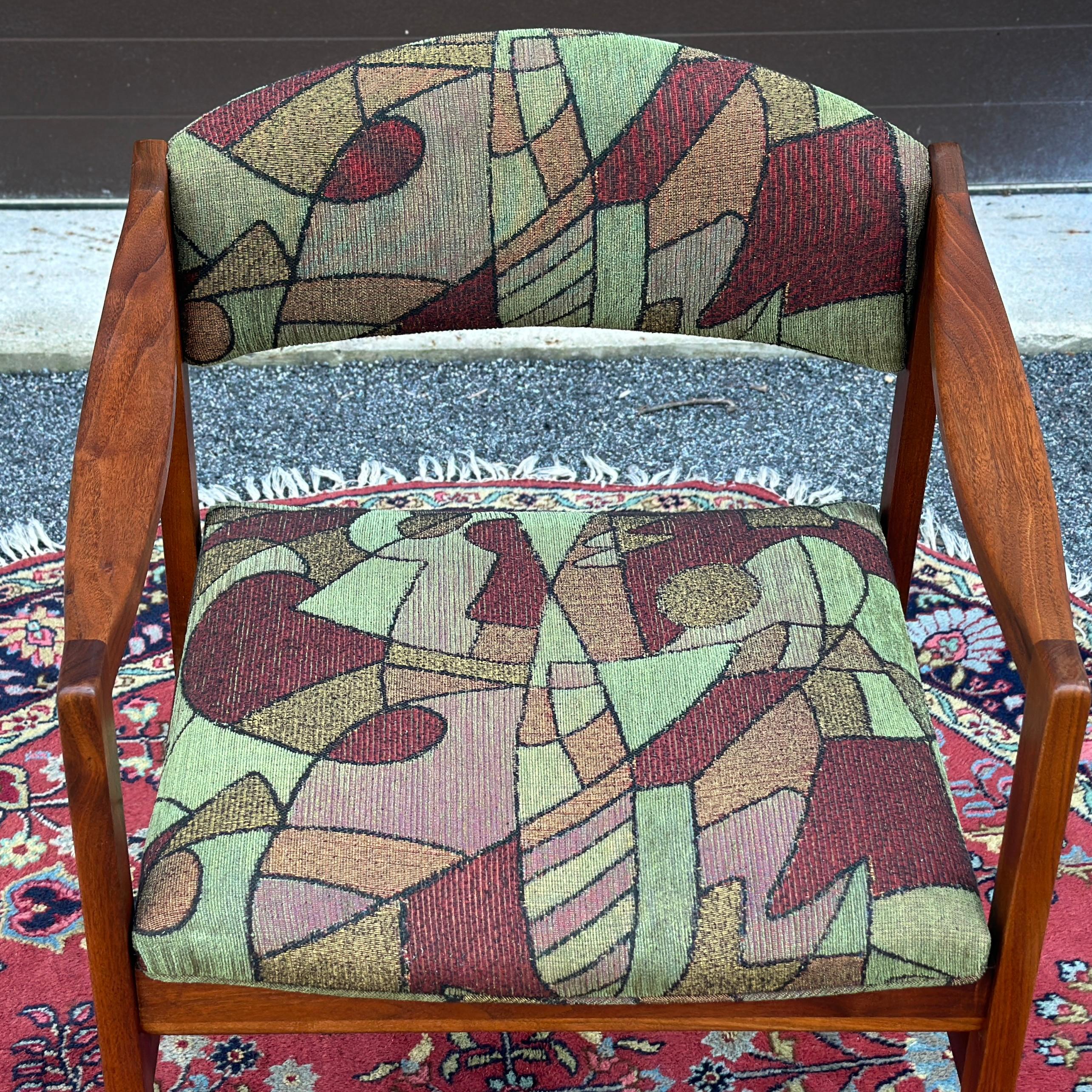 Scandinave moderne Chaise d'appoint suédoise moderne en noyer sculpté des années 1960 par Folke Ohlsson en vente