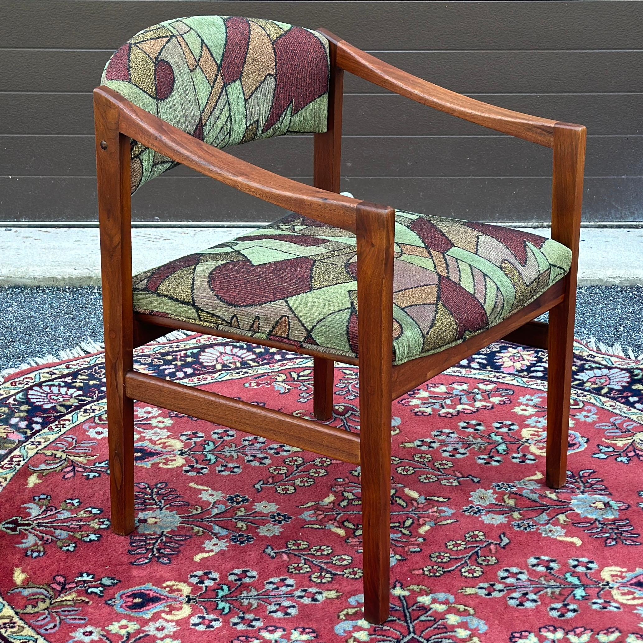 Suédois Chaise d'appoint suédoise moderne en noyer sculpté des années 1960 par Folke Ohlsson en vente
