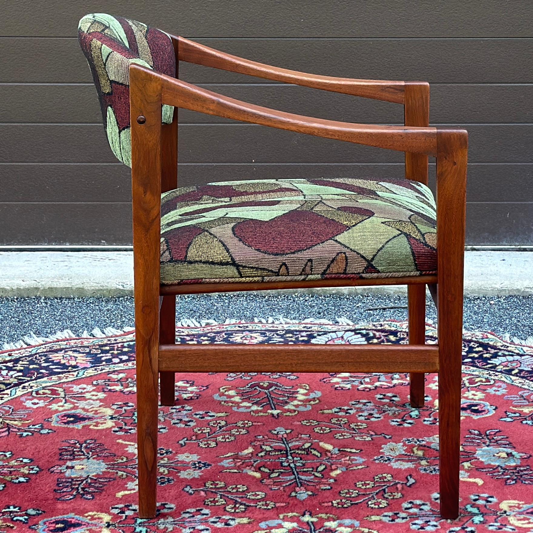 Fait main Chaise d'appoint suédoise moderne en noyer sculpté des années 1960 par Folke Ohlsson en vente