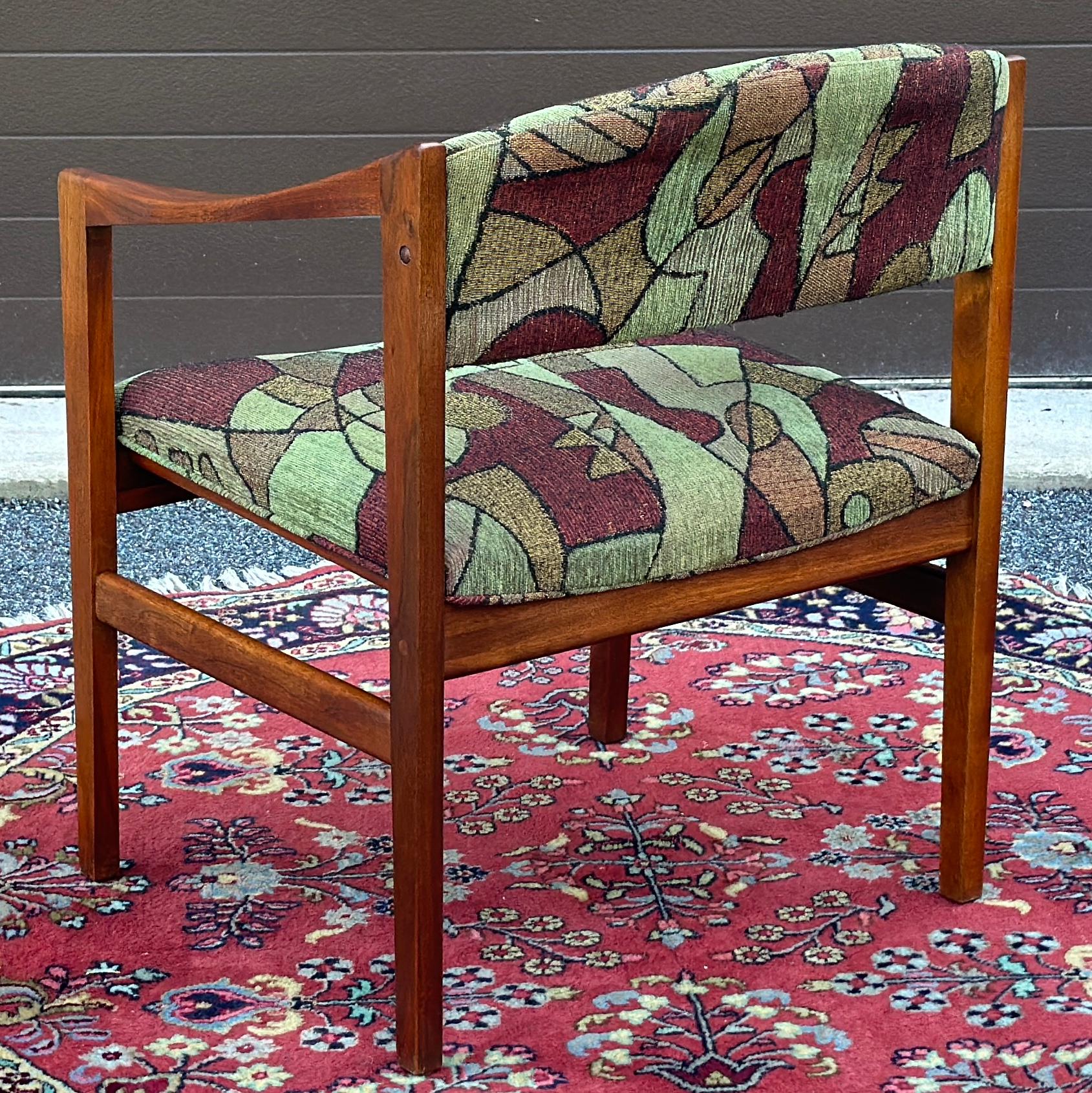 Chaise d'appoint suédoise moderne en noyer sculpté des années 1960 par Folke Ohlsson Bon état - En vente à West Chester, PA