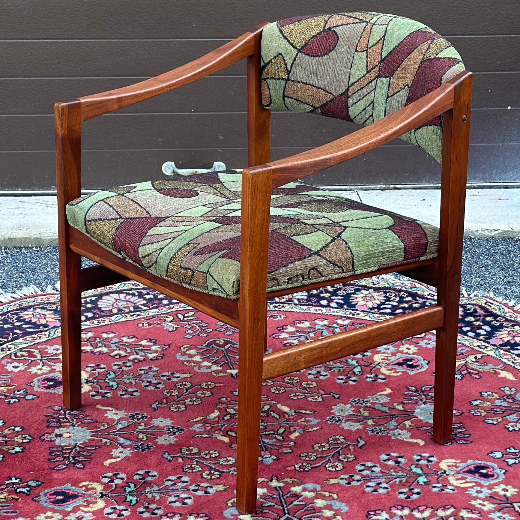 20ième siècle Chaise d'appoint suédoise moderne en noyer sculpté des années 1960 par Folke Ohlsson en vente