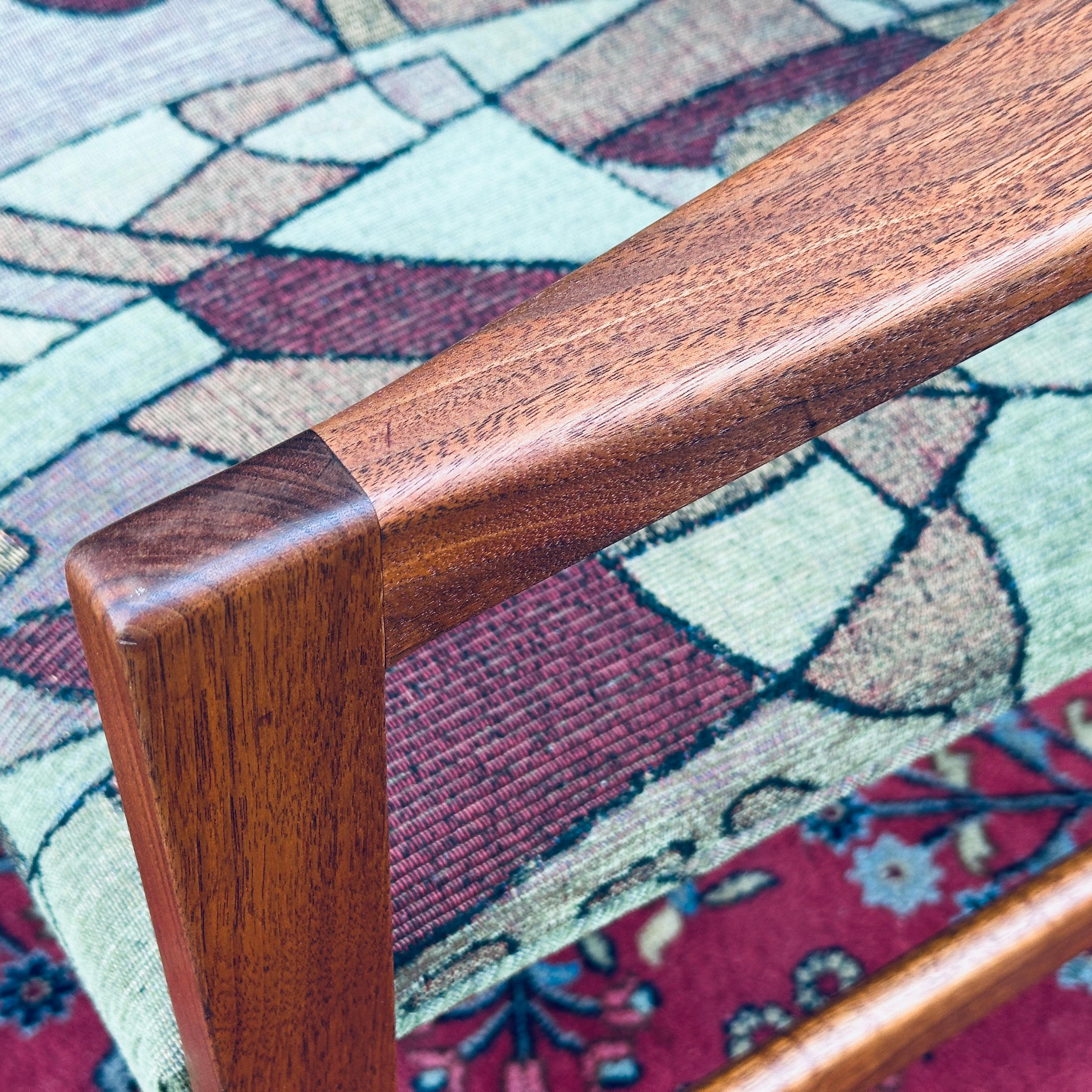 Tissu d'ameublement Chaise d'appoint suédoise moderne en noyer sculpté des années 1960 par Folke Ohlsson en vente