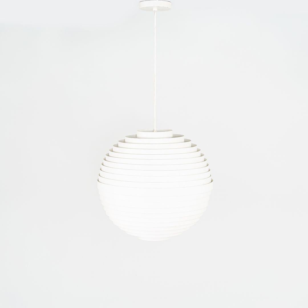 Si tratta di una grande lampada a sospensione a sfera 