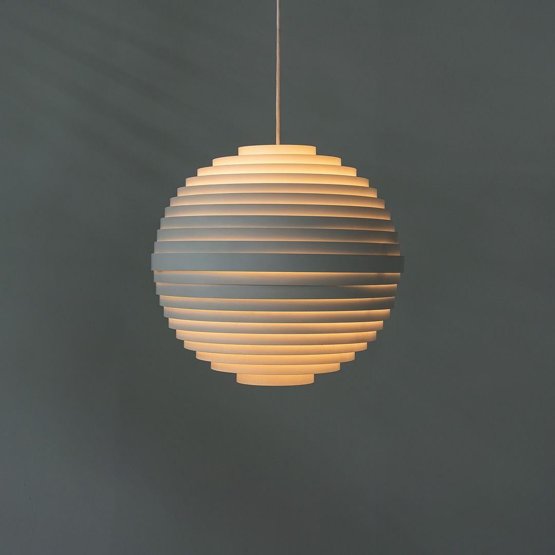 Lampada a sospensione a sfera dinamica degli anni '60 Wilhelm Vest per VEST Leuchten in Austria in vendita 1