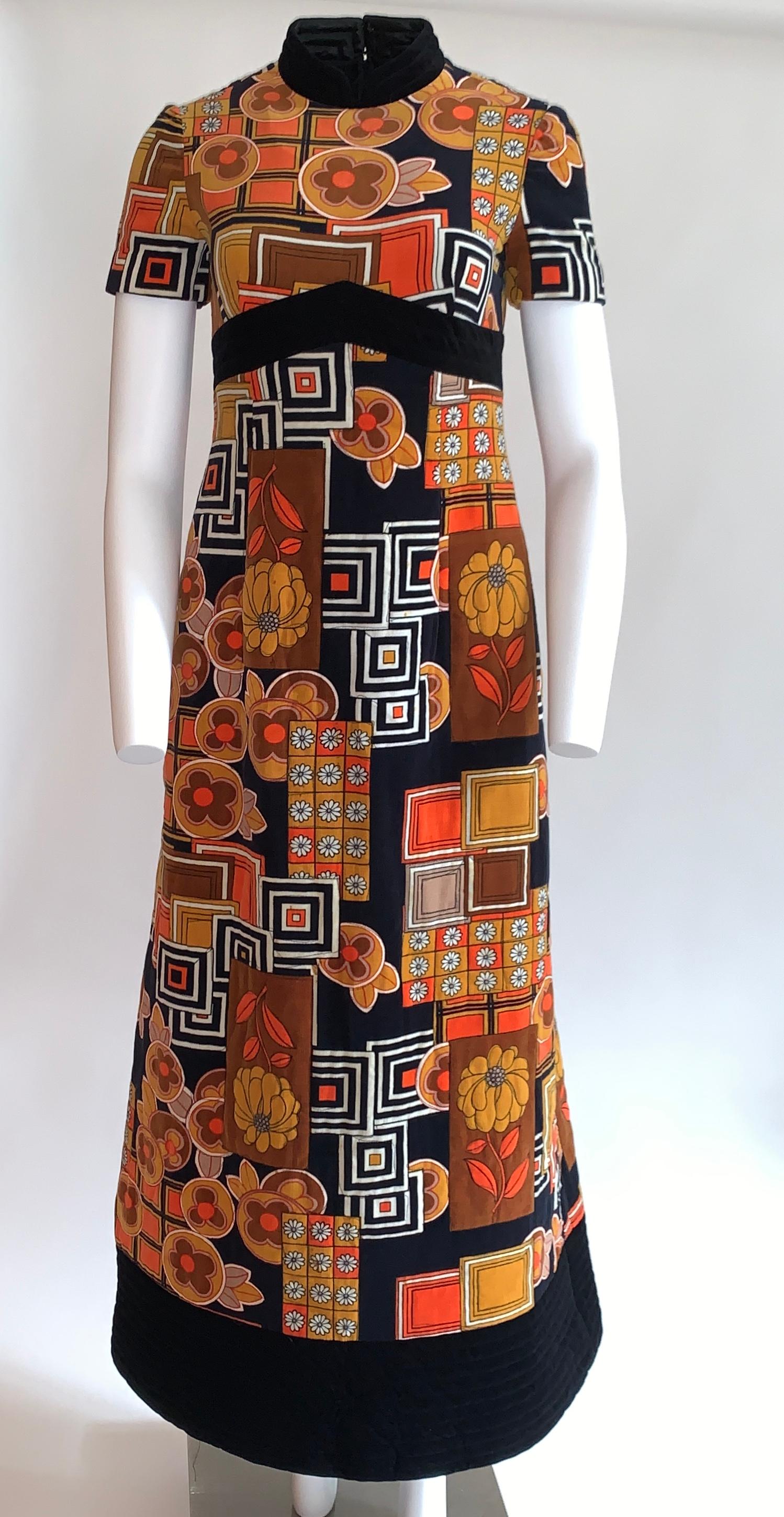 1960er Dynasty for I Magnin Maxikleid aus orangefarbenem und schwarzem Samt mit Blumenmuster  im Zustand „Relativ gut“ im Angebot in San Francisco, CA