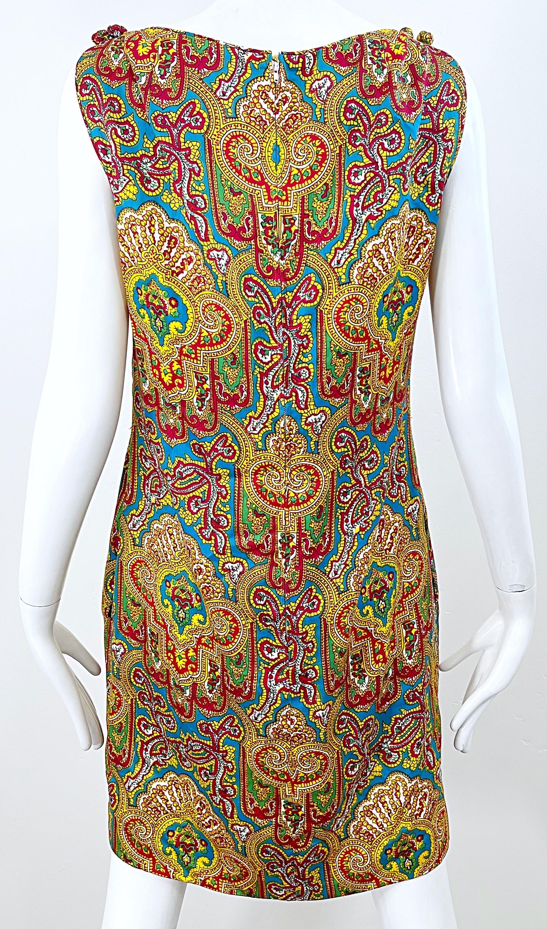 1960s Dynasty Paisley Bright Colorful Silk Vintage 60s Sleeveless Shift Dress In Excellent Condition For Sale In San Diego, CA