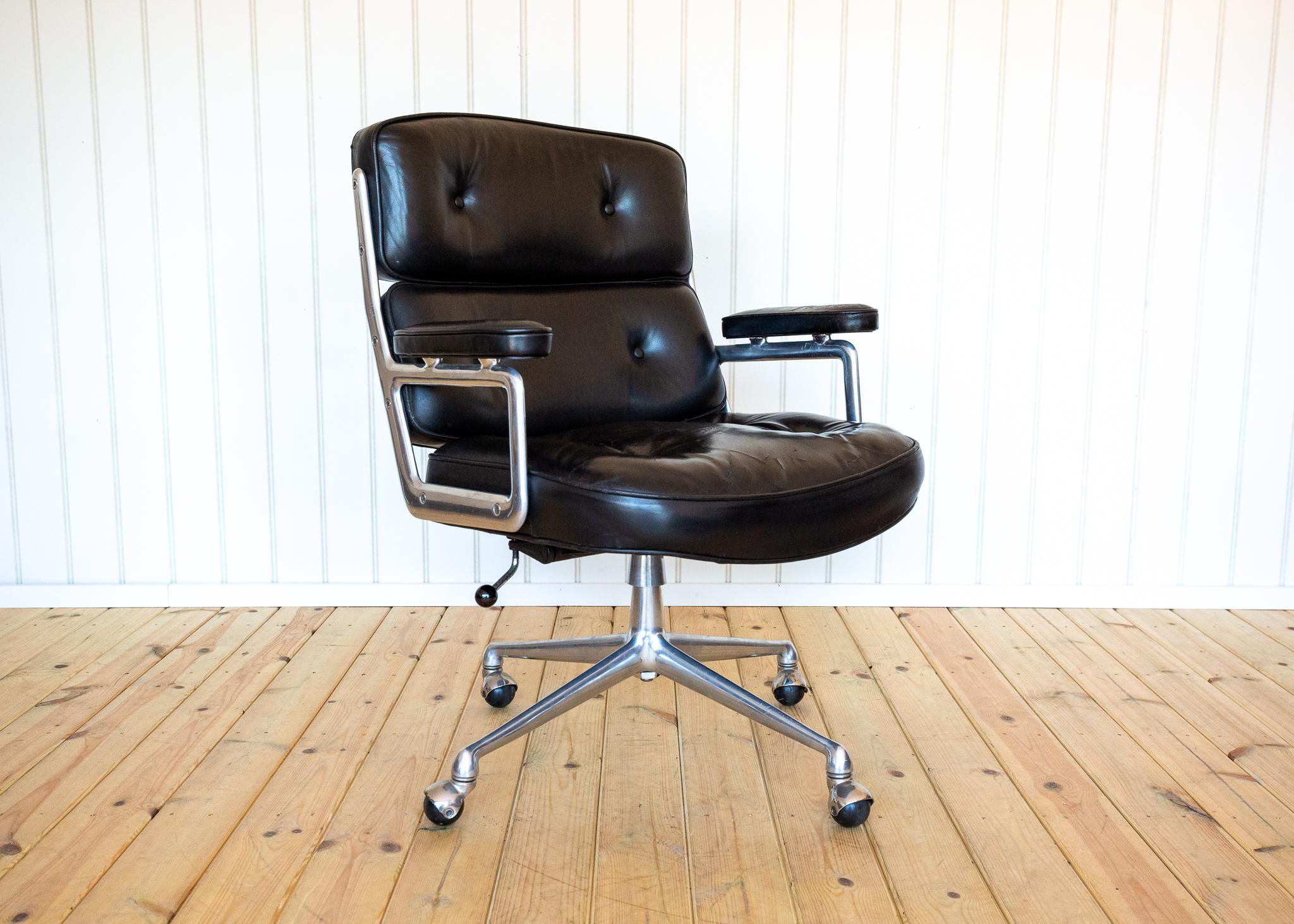 Ein extrem seltenes und museumswürdiges Modell des Eames Time-Life Desk Chair aus den 1960er Jahren in schönem Vintage-Zustand. Dieser außergewöhnliche Sessel, der weithin als das kultigste Bürostuhldesign des 20. Jahrhunderts gilt, bietet