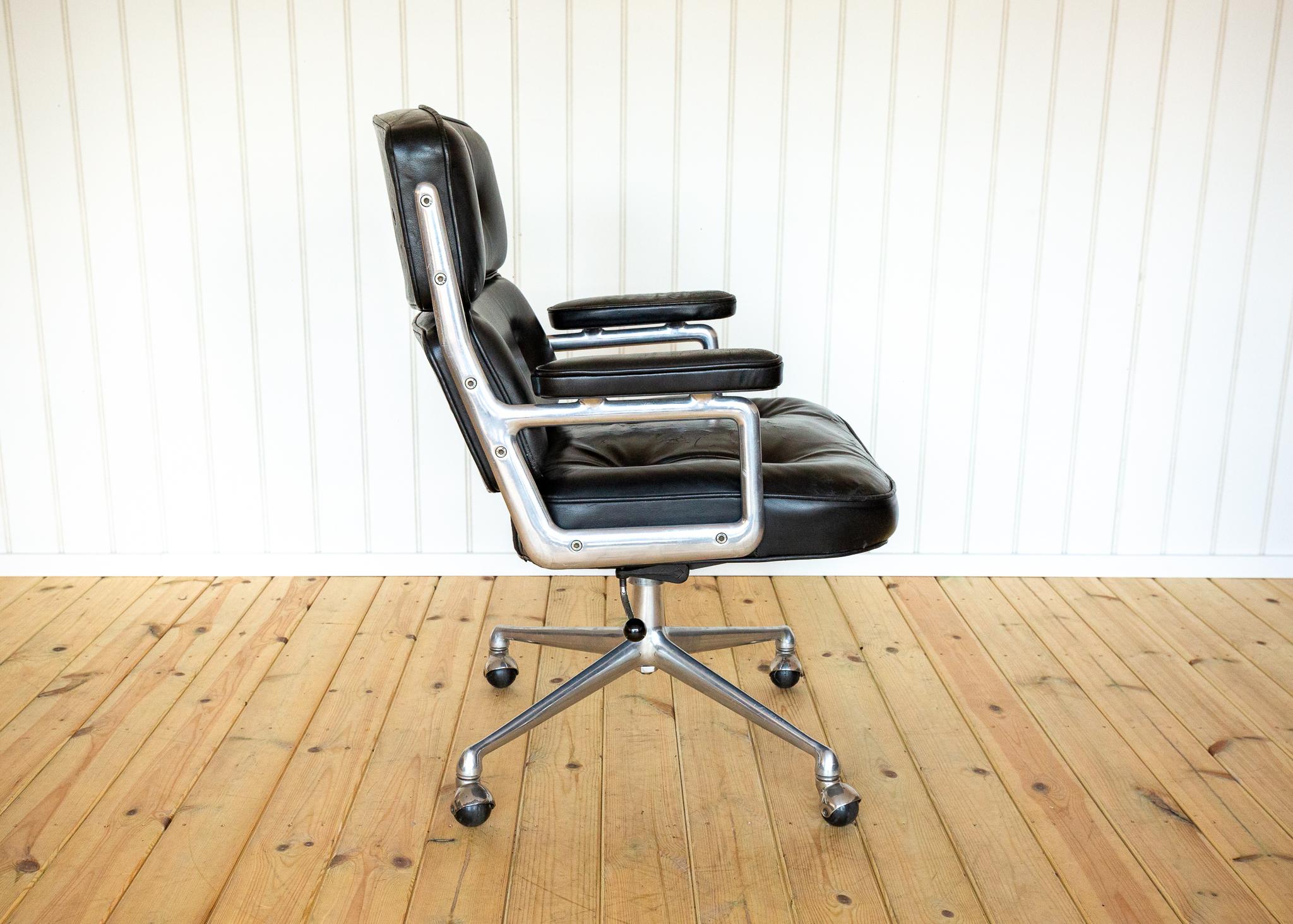 1960er Jahre Eames 3474 Time Life Executive Lobby Desk Chair Vitra Office Schwarzes Leder (Schweizerisch) im Angebot