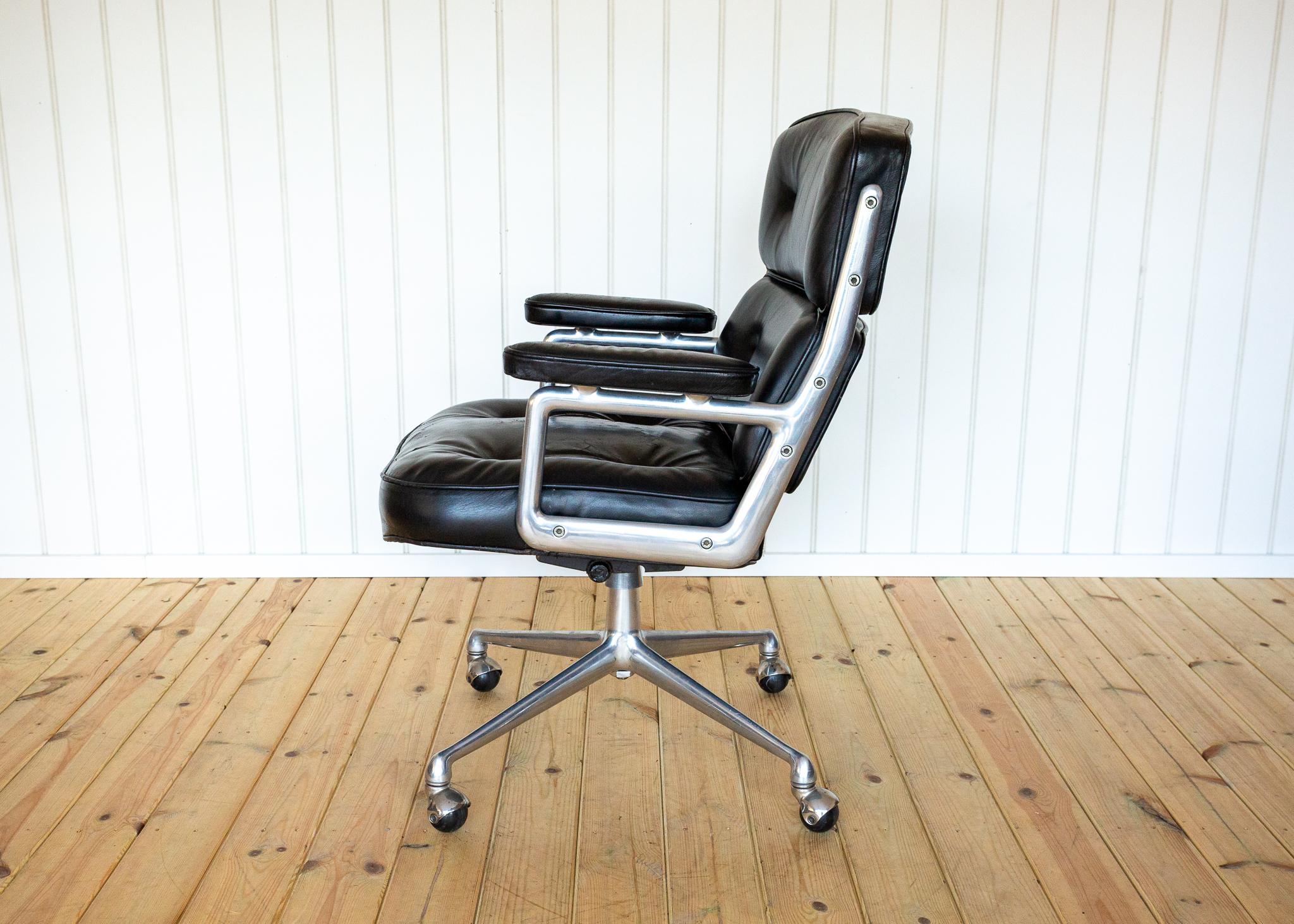 1960er Jahre Eames 3474 Time Life Executive Lobby Desk Chair Vitra Office Schwarzes Leder (Gegossen) im Angebot