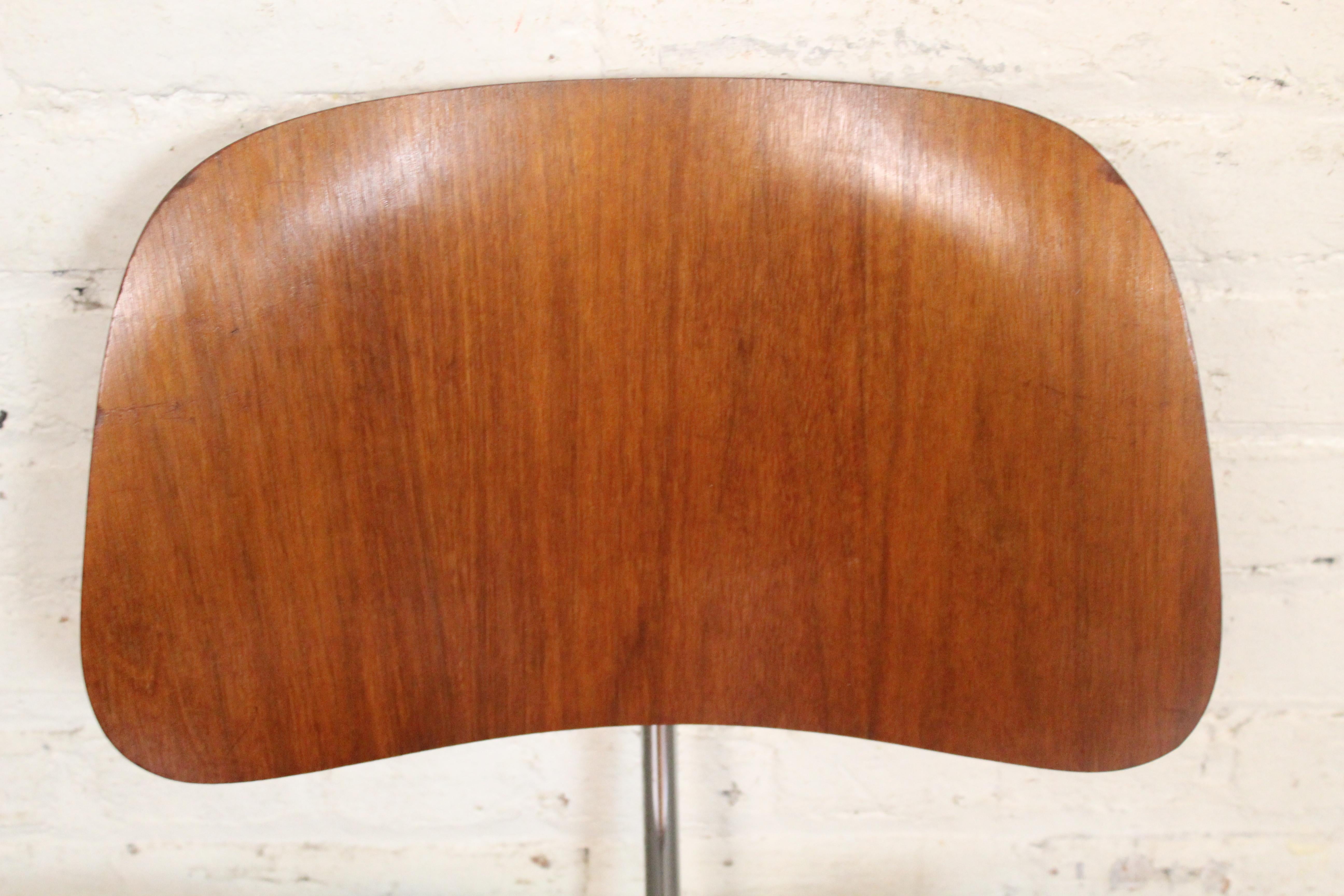 1960's Eames DCM Chair by Herman Miller In Good Condition For Sale In Brooklyn, NY
