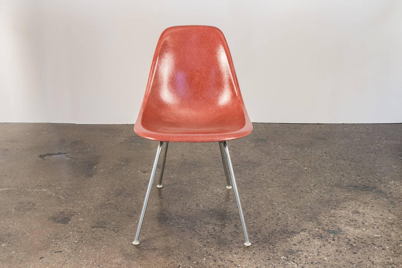 Eames für Herman Miller: Terrakotta-Muschelstuhl aus Glasfaser (Moderne der Mitte des Jahrhunderts) im Angebot